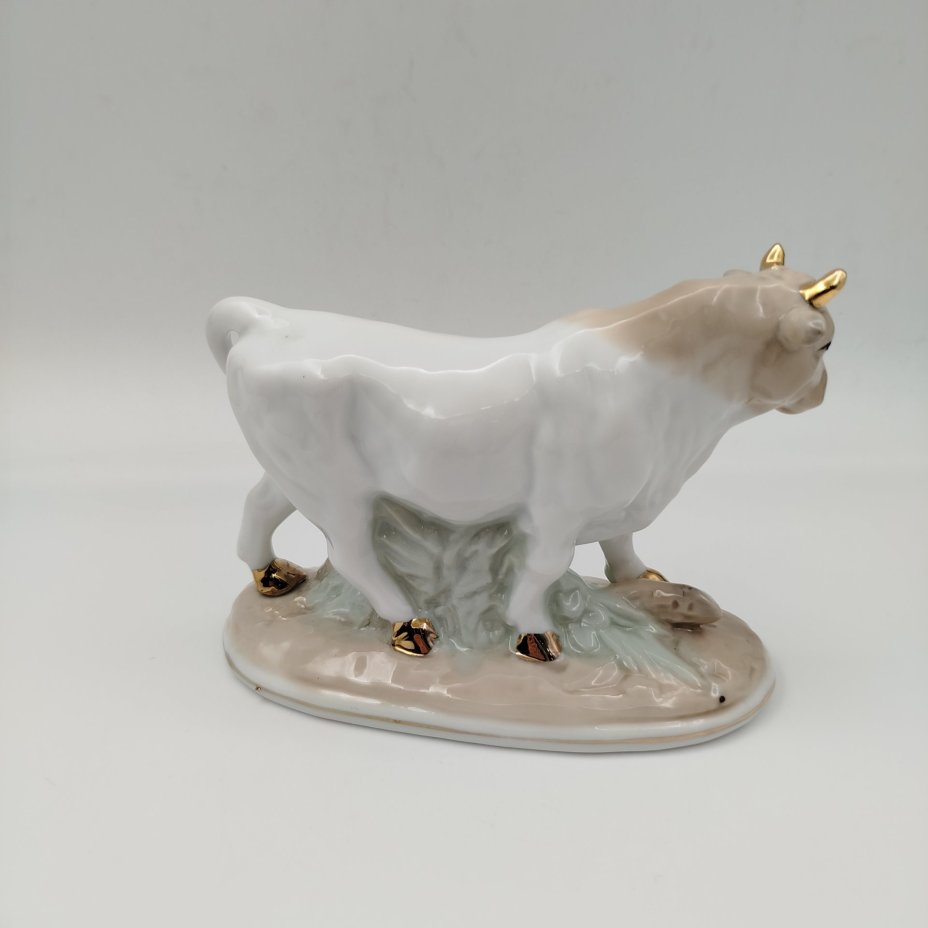 Статуэтка "Бык", фарфор, роспись, золочение, Elan Gallery, Великобритания, 2015-2020 гг.