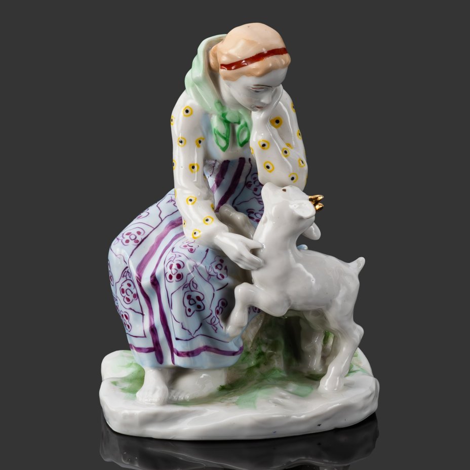 [Редкий вариант росписи] Статуэтка "Сестрица Алёнушка и братец Иванушка", скульптор А.А. Киселёв, фарфор, роспись, золочение, Ленинградский завод фарфоровых изделий (ЛЗФИ), СССР, 1956-1967 гг.