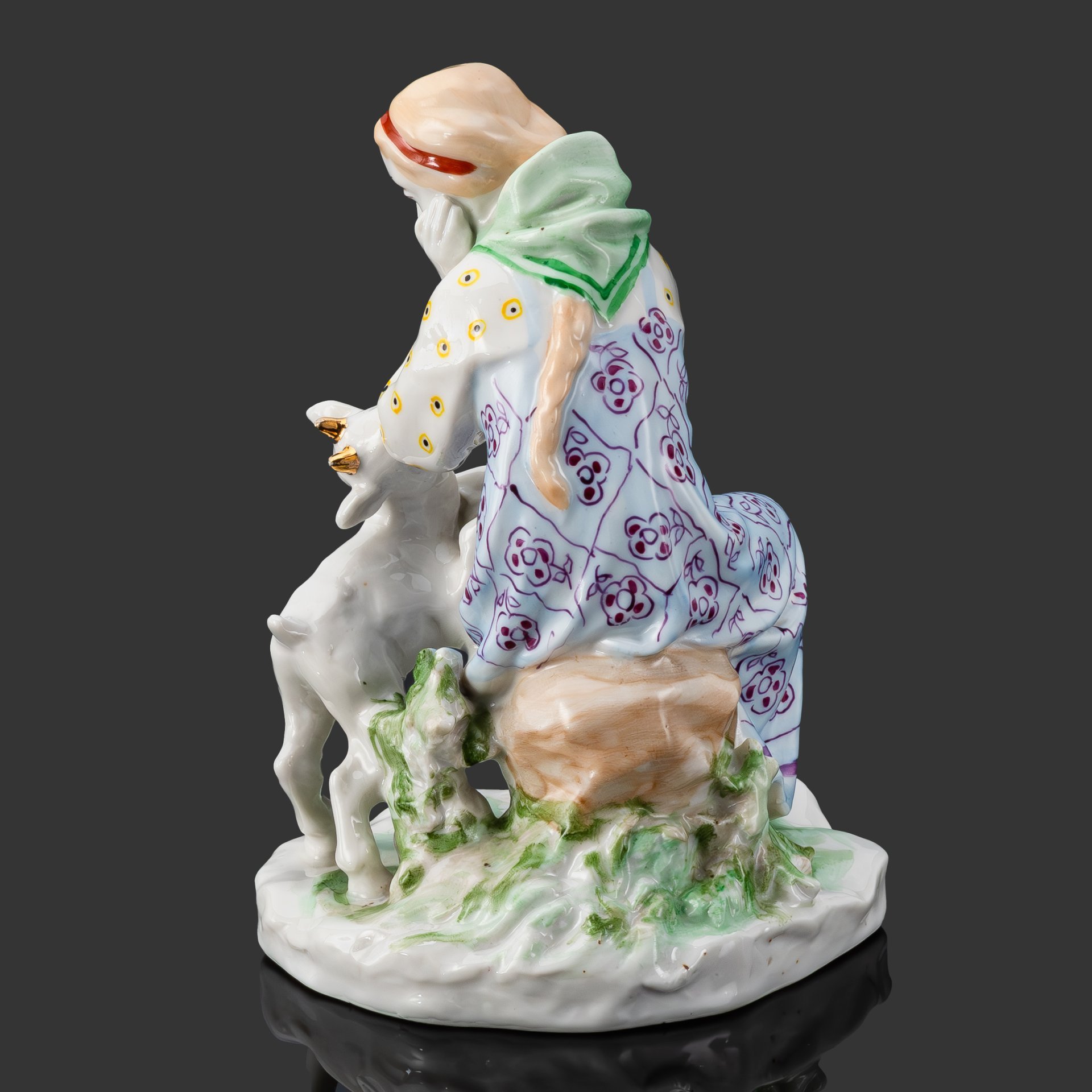 [Редкий вариант росписи] Статуэтка "Сестрица Алёнушка и братец Иванушка", скульптор А.А. Киселёв, фарфор, роспись, золочение, Ленинградский завод фарфоровых изделий (ЛЗФИ), СССР, 1956-1967 гг.