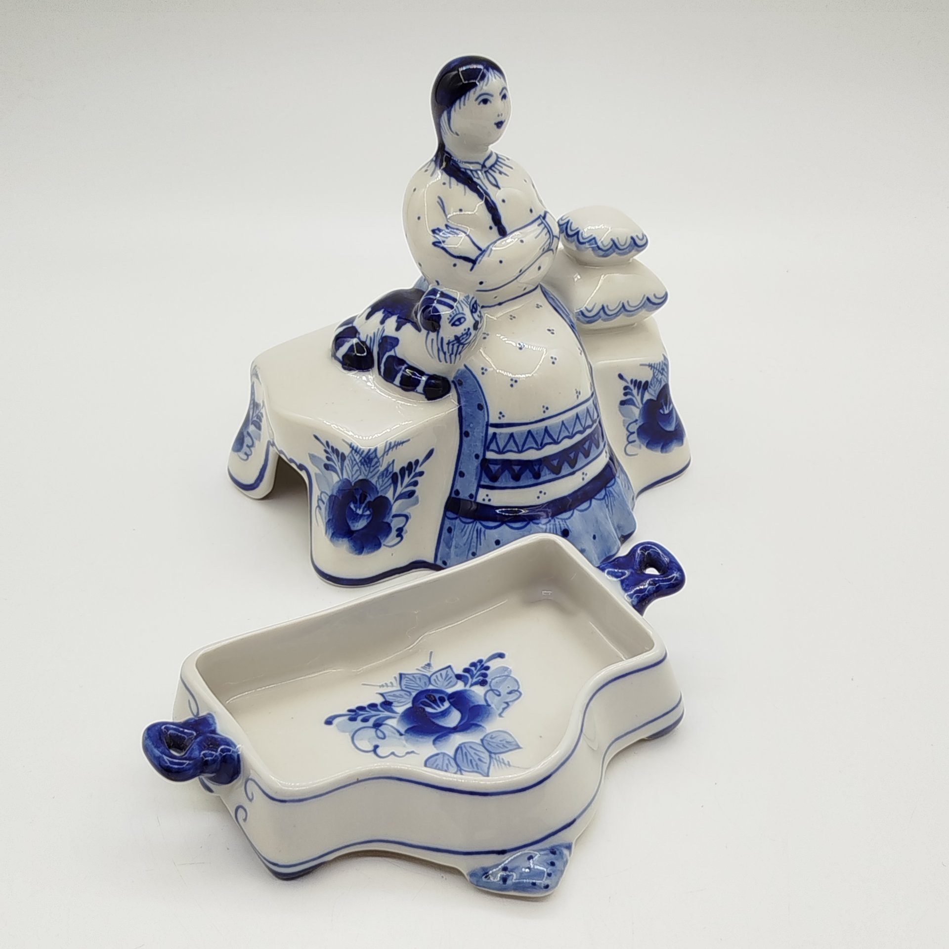 Шкатулка "Сундучок", авт. Н.Т. Бидак, исп. Шакуро