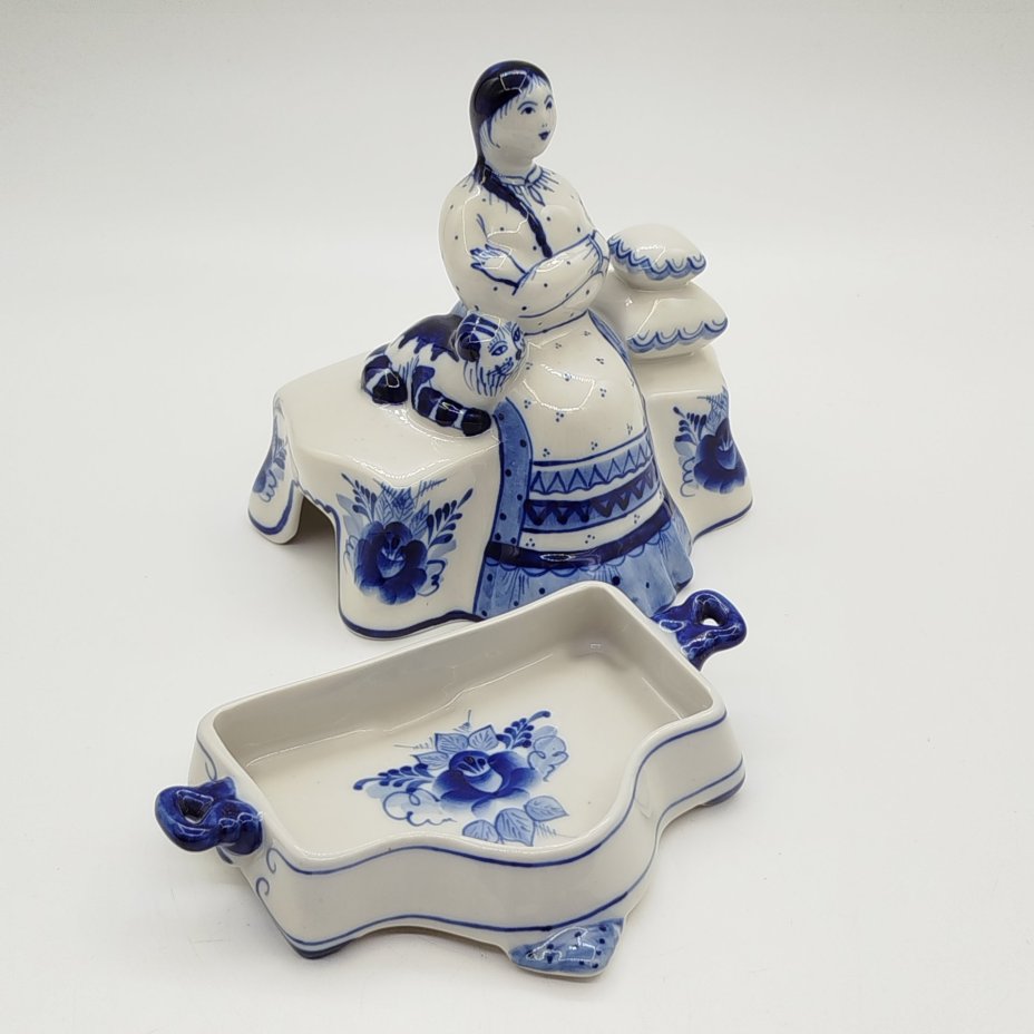 Шкатулка "Сундучок", авт. Н.Т. Бидак, исп. Шакуро