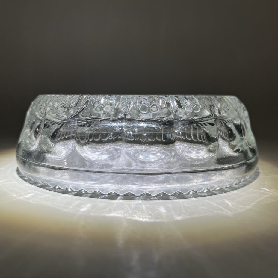 Конфетница (салатник), украшенная рельефным декором