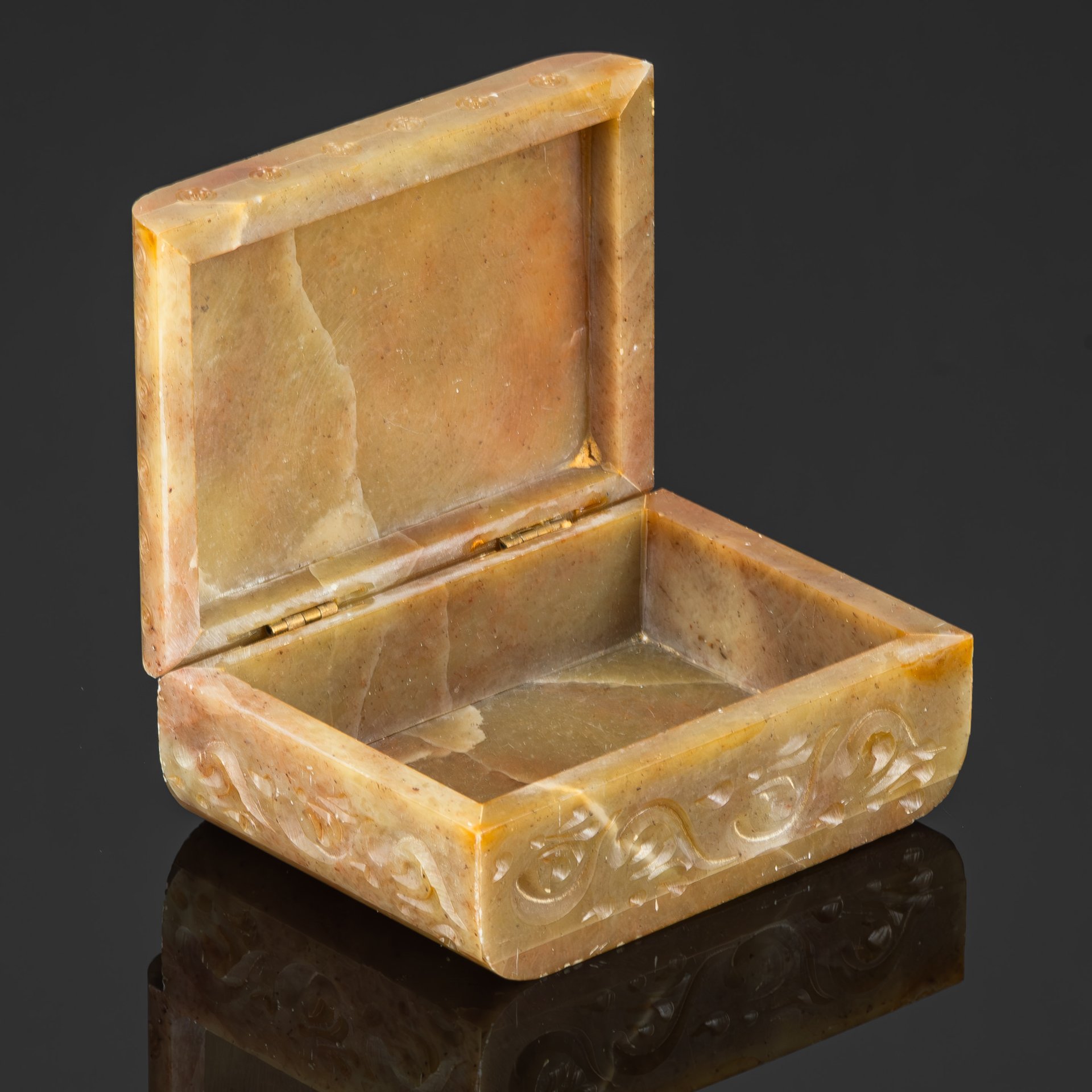 Шкатулка "Охота льва на слона", талькохлорит (мыльный камень), резьба, Азия