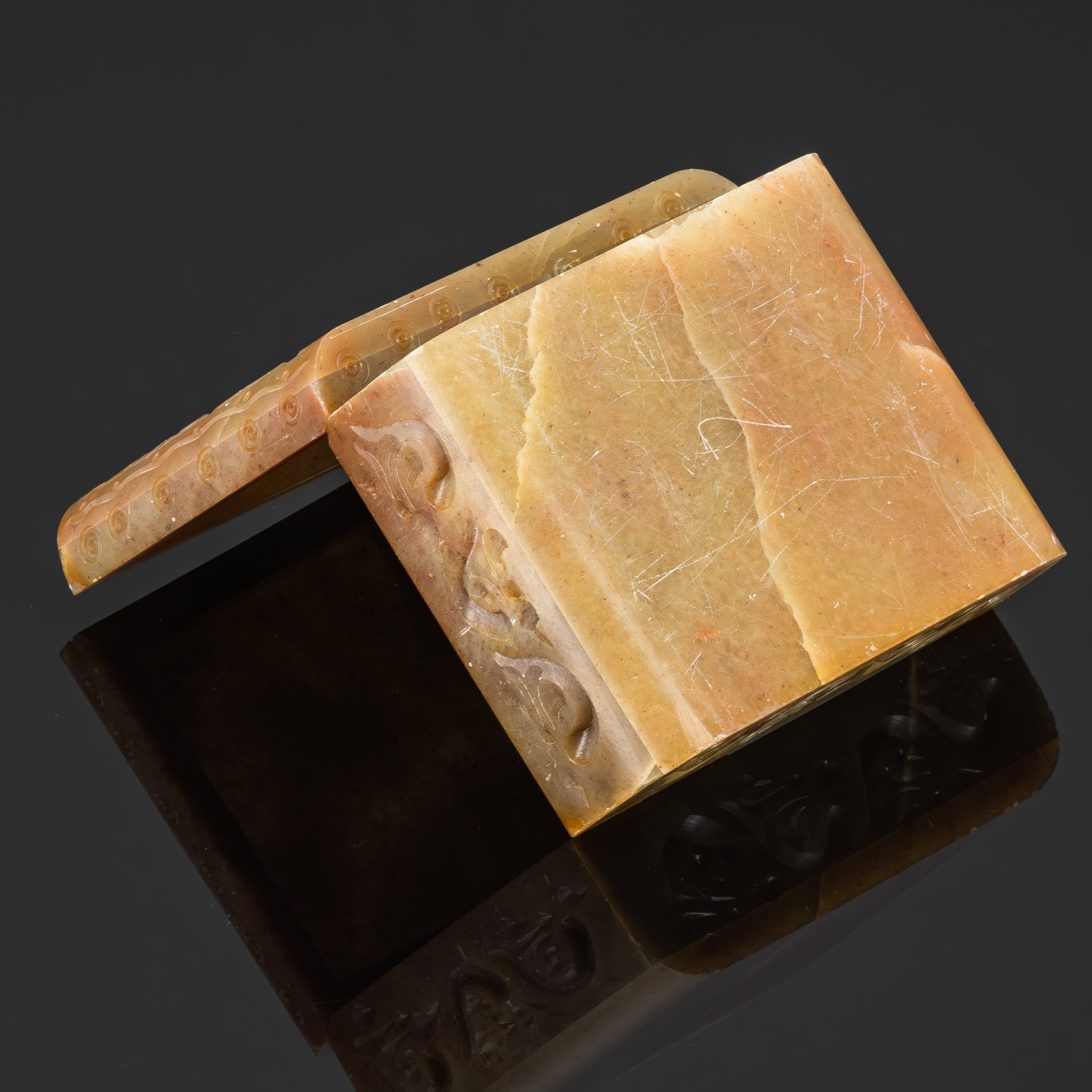 Шкатулка "Охота льва на слона", талькохлорит (мыльный камень), резьба, Азия