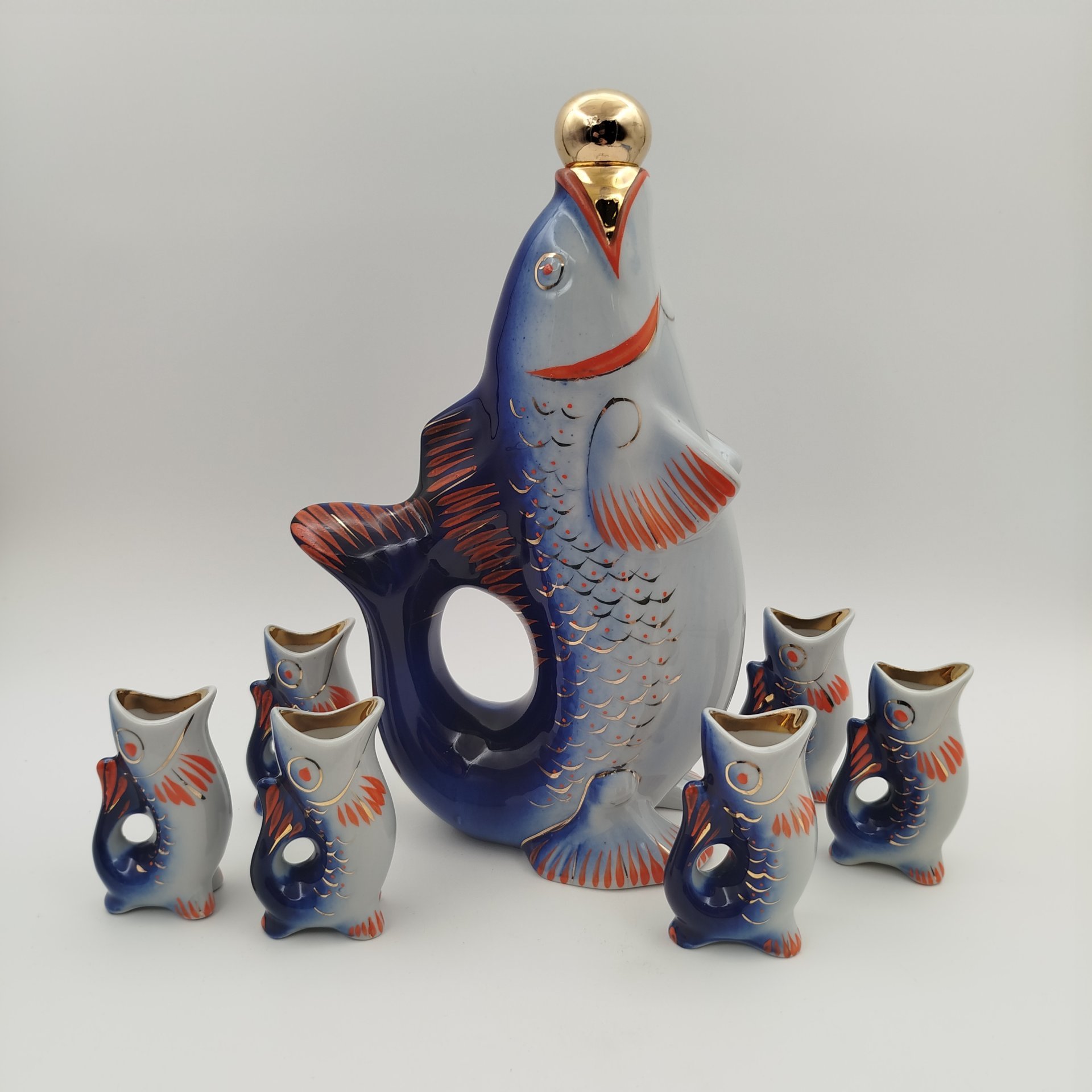 Набор для крепких напитков "Рыба" (штоф и 6 стопки), автор М.Д.Барамидзе, фарфор, роспись, золочение, Полонский завод художественной керамики (Полонное ЗХК), СССР, 1973-1991 гг.