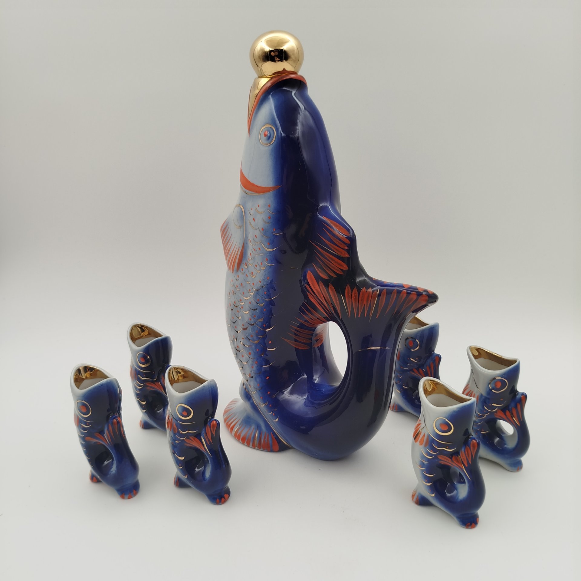 Набор для крепких напитков "Рыба" (штоф и 6 стопки), автор М.Д.Барамидзе, фарфор, роспись, золочение, Полонский завод художественной керамики (Полонное ЗХК), СССР, 1973-1991 гг.