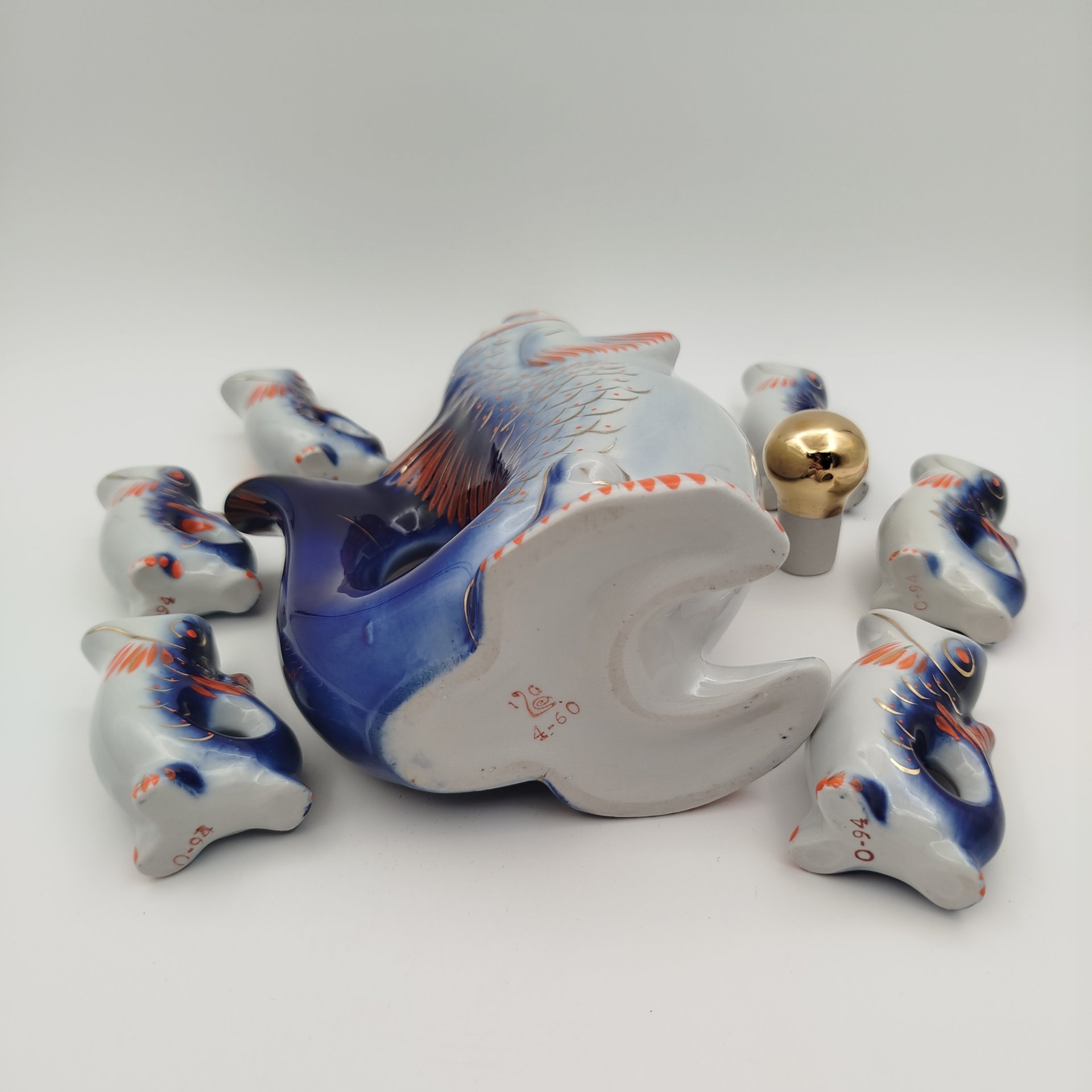 Набор для крепких напитков "Рыба" (штоф и 6 стопки), автор М.Д.Барамидзе, фарфор, роспись, золочение, Полонский завод художественной керамики (Полонное ЗХК), СССР, 1973-1991 гг.