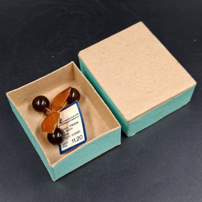 Брошь винтажная "Вишенки" в оригинальной коробке, янтарь, латунь, золочение, картон, Калининградский янтарный комбинат, СССР, 1987-1992 гг.