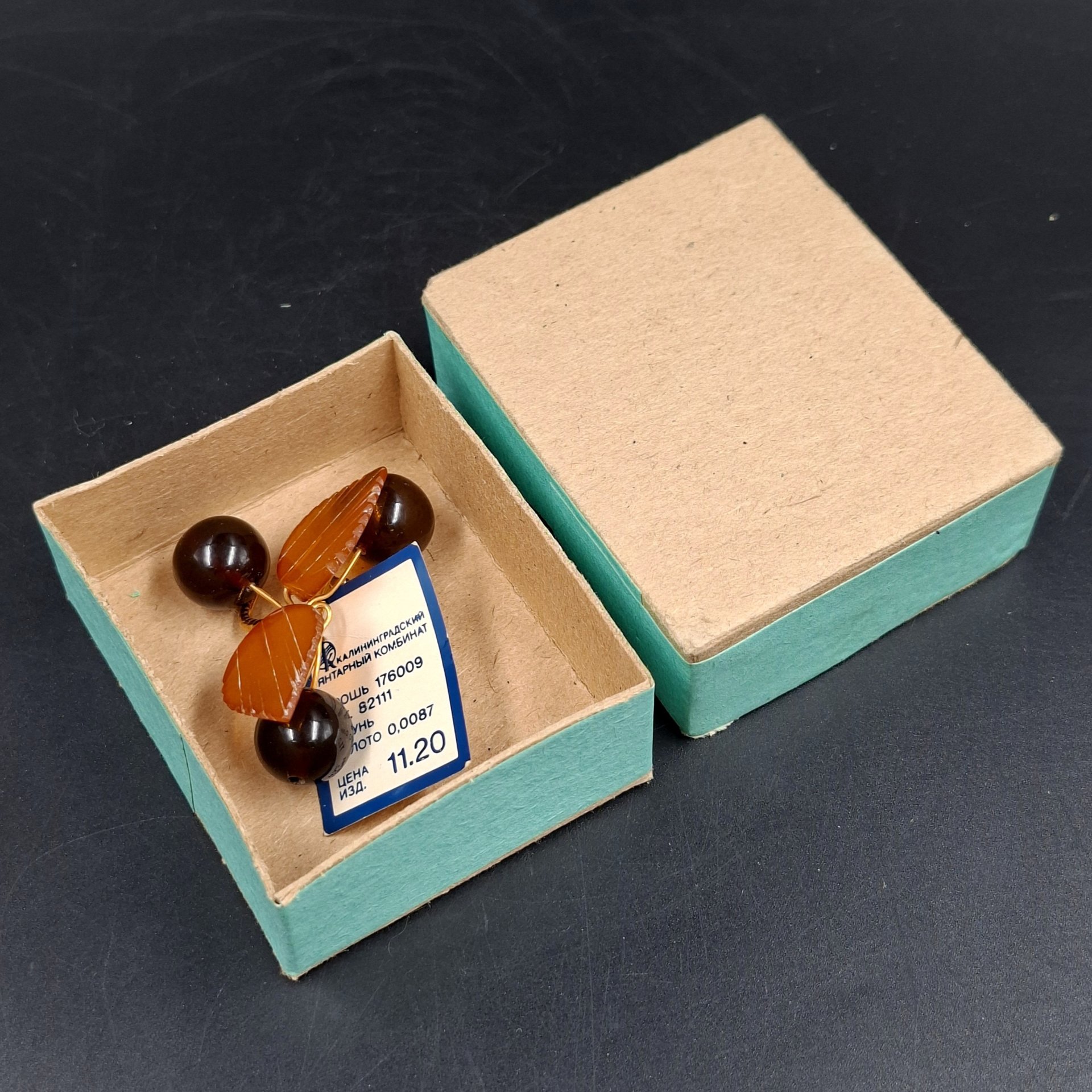 Брошь винтажная "Вишенки" в оригинальной коробке, янтарь, латунь, золочение, картон, Калининградский янтарный комбинат, СССР, 1987-1992 гг.