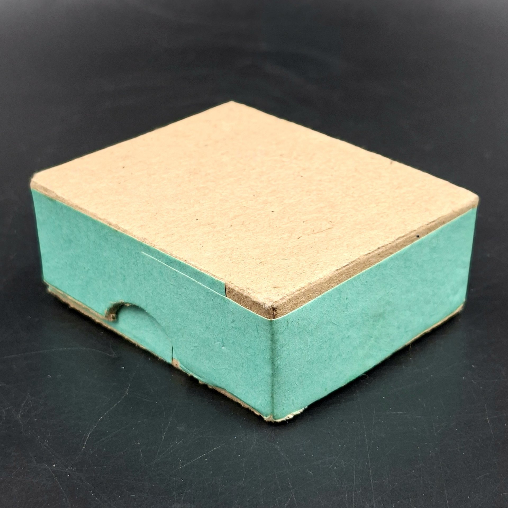 Брошь винтажная "Вишенки" в оригинальной коробке, янтарь, латунь, золочение, картон, Калининградский янтарный комбинат, СССР, 1987-1992 гг.