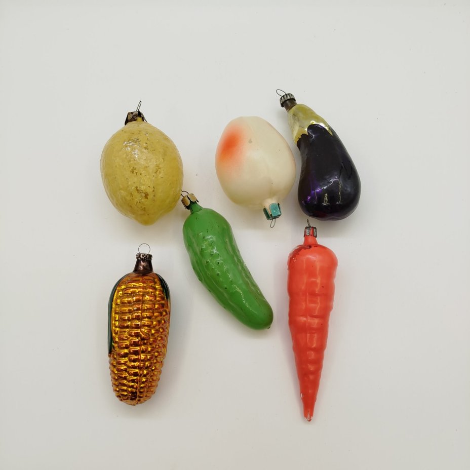 Набор из шести елочных игрушек в форме овощей и фруктов, стекло, металл, СССР, 1950-1980 гг.