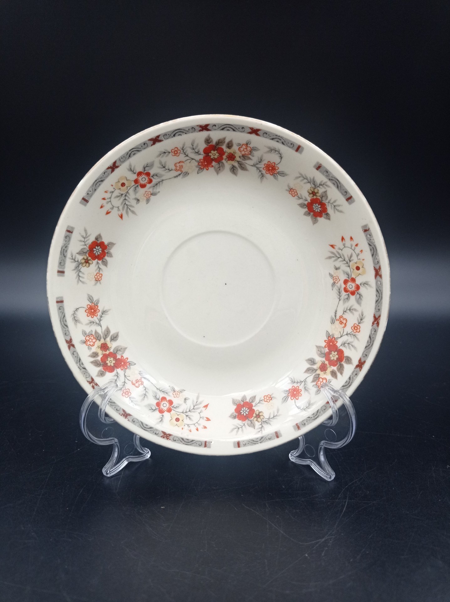 Блюдце с цветочным декором, фарфор, деколь, золочение, Китай, 1980-2000 гг.