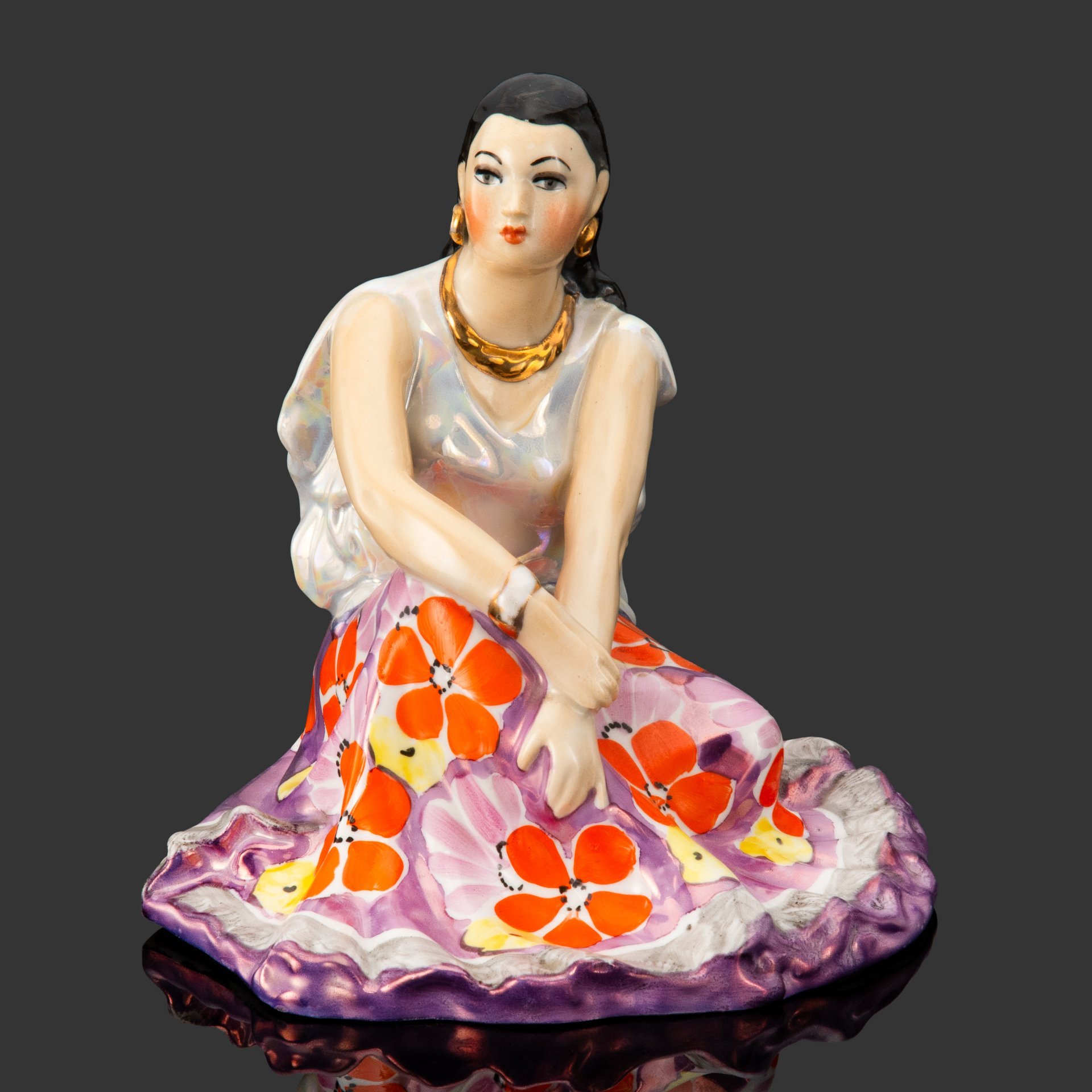 Статуэтка "Цыганка Земфира", скульптор А. Д. Бржезицкая, фарфор, роспись, люстр, золочение, Дулевский фарфоровый завод (Дулёво), СССР, 1968-1991 гг.