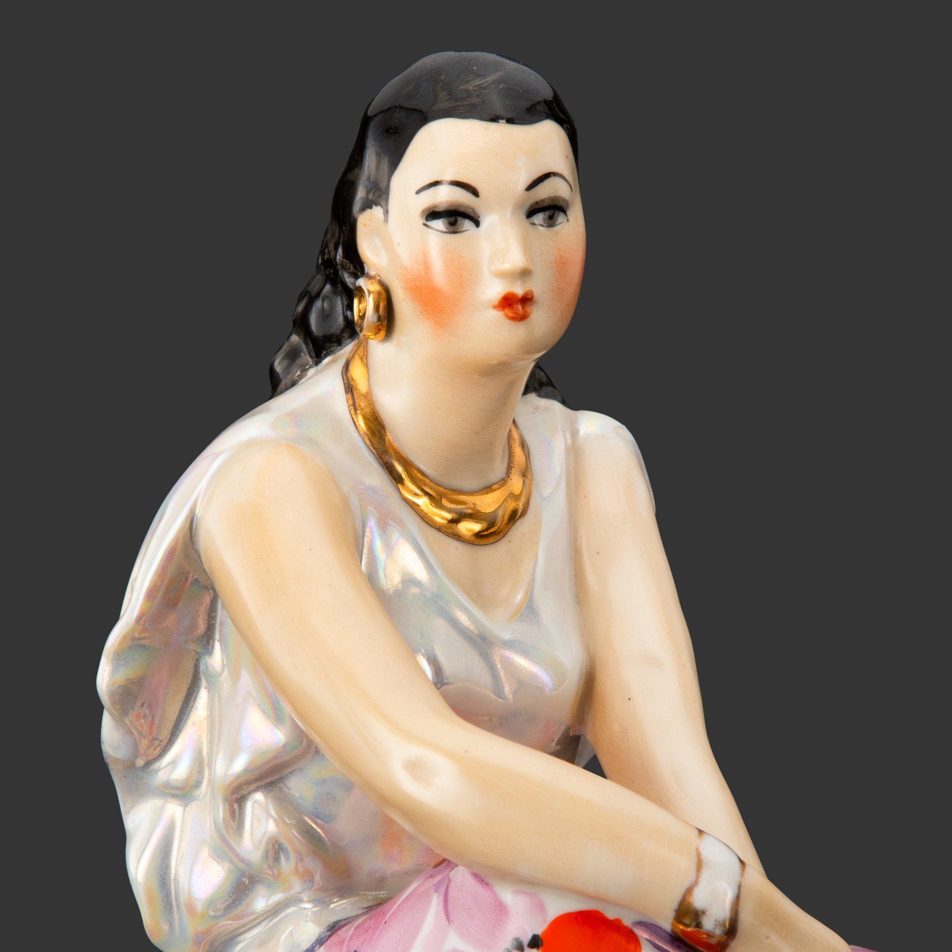 Статуэтка "Цыганка Земфира", скульптор А. Д. Бржезицкая, фарфор, роспись, люстр, золочение, Дулевский фарфоровый завод (Дулёво), СССР, 1968-1991 гг.