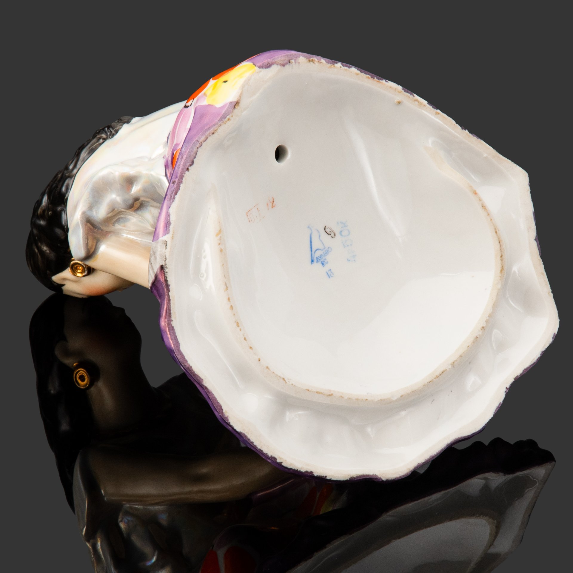 Статуэтка "Цыганка Земфира", скульптор А. Д. Бржезицкая, фарфор, роспись, люстр, золочение, Дулевский фарфоровый завод (Дулёво), СССР, 1968-1991 гг.