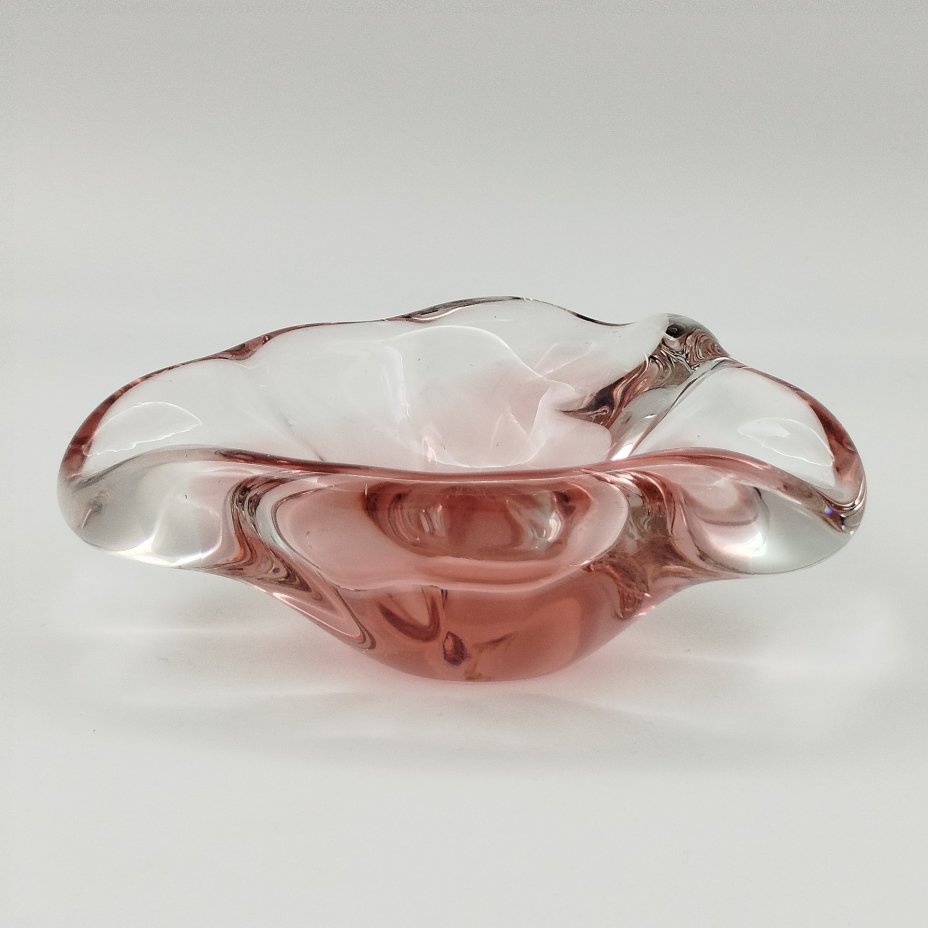 Пепельница треугольной формы нежно-розового цвета