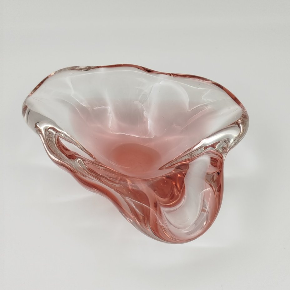 Пепельница треугольной формы нежно-розового цвета