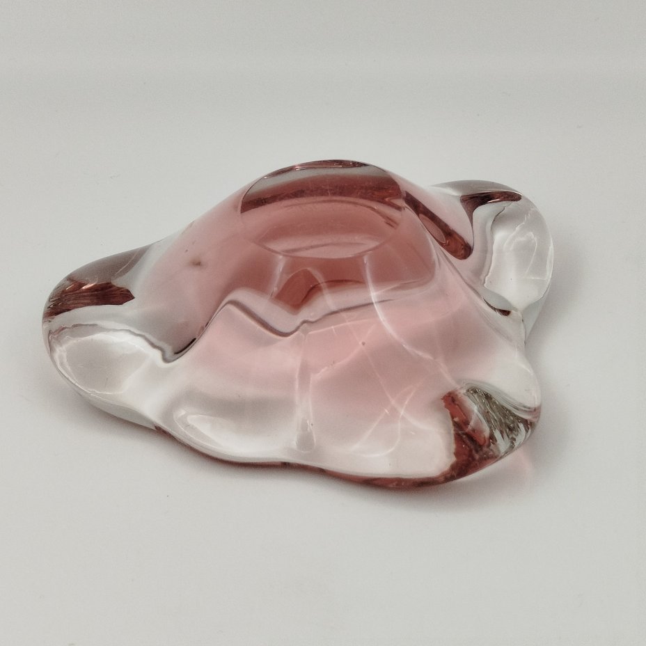 Пепельница треугольной формы нежно-розового цвета