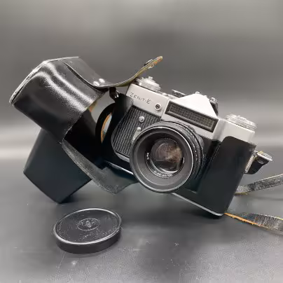 Фотоаппарат в кофре "Zenit-E" с объективом с объективом Helios-44-2, Красногорский механический завод (КМЗ)