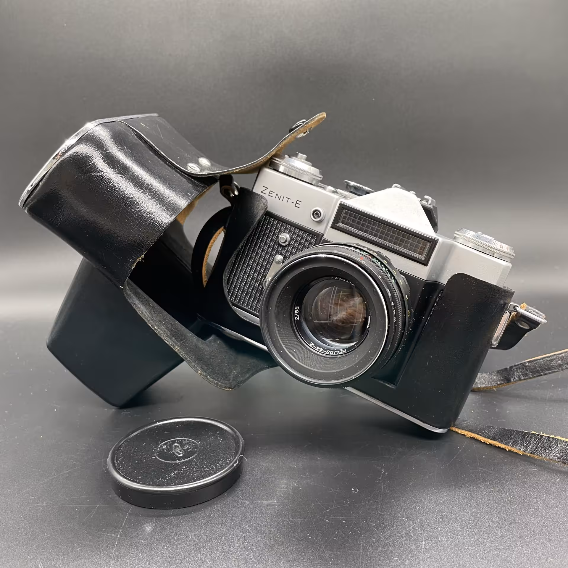 Фотоаппарат в кофре "Zenit-E" с объективом с объективом Helios-44-2, Красногорский механический завод (КМЗ)