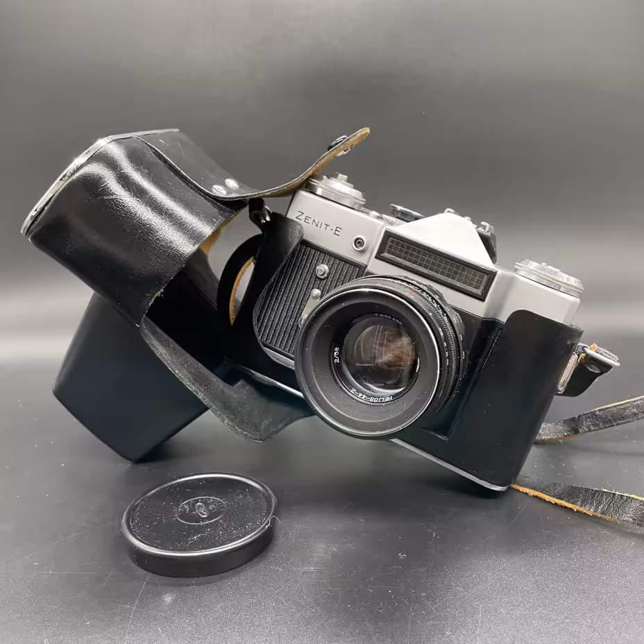 Фотоаппарат в кофре "Zenit-E" с объективом с объективом Helios-44-2, Красногорский механический завод (КМЗ)