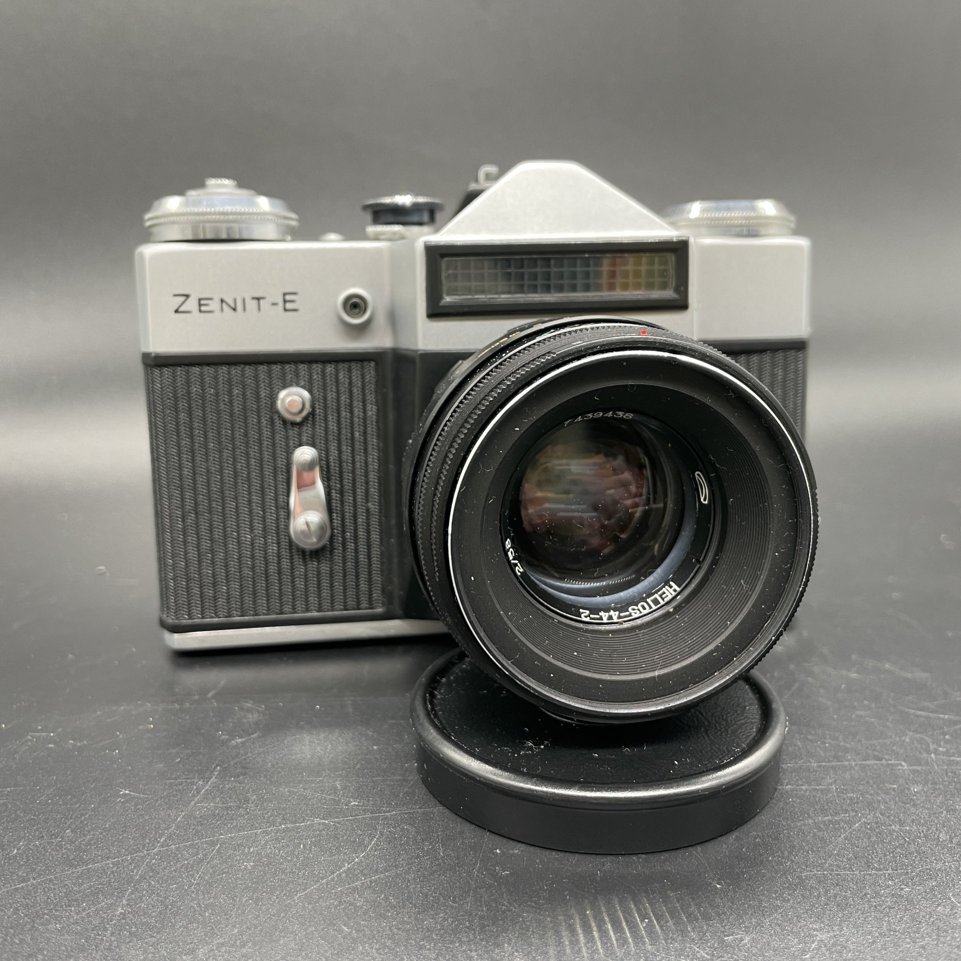 Фотоаппарат в кофре "Zenit-E" с объективом с объективом Helios-44-2, Красногорский механический завод (КМЗ)