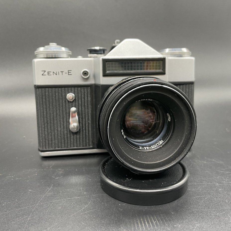 Фотоаппарат в кофре "Zenit-E" с объективом с объективом Helios-44-2, Красногорский механический завод (КМЗ)