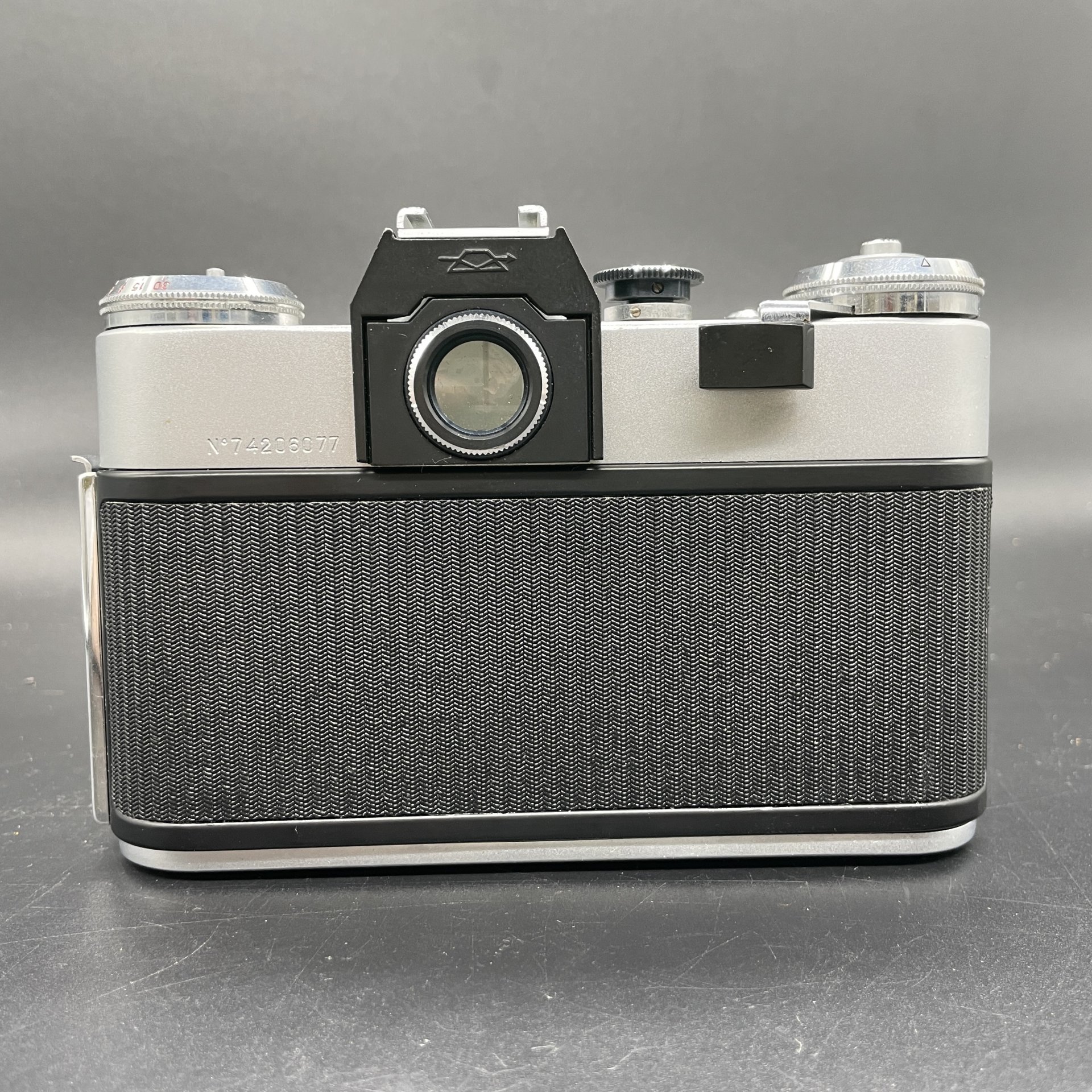 Фотоаппарат в кофре "Zenit-E" с объективом с объективом Helios-44-2, Красногорский механический завод (КМЗ)