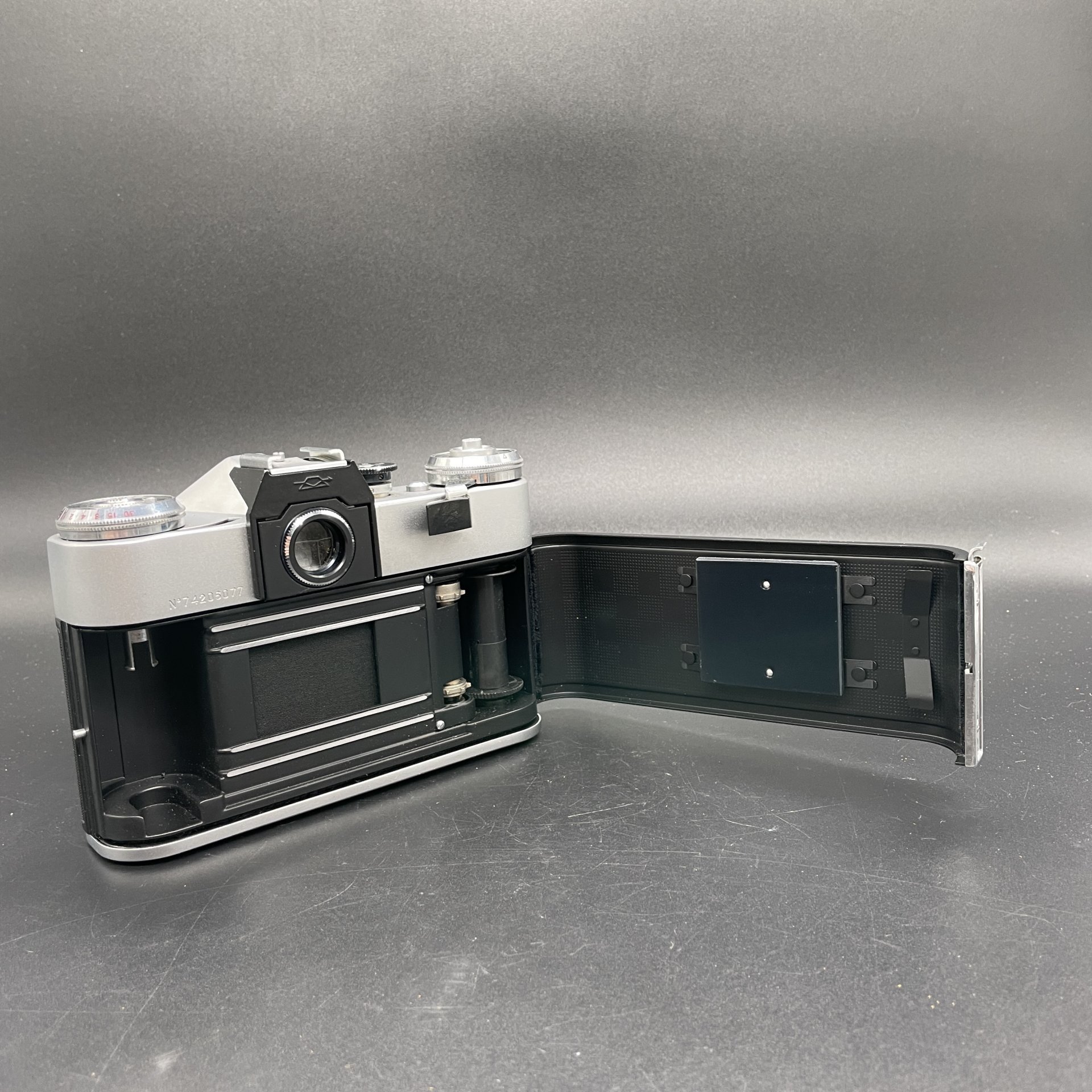 Фотоаппарат в кофре "Zenit-E" с объективом с объективом Helios-44-2, Красногорский механический завод (КМЗ)