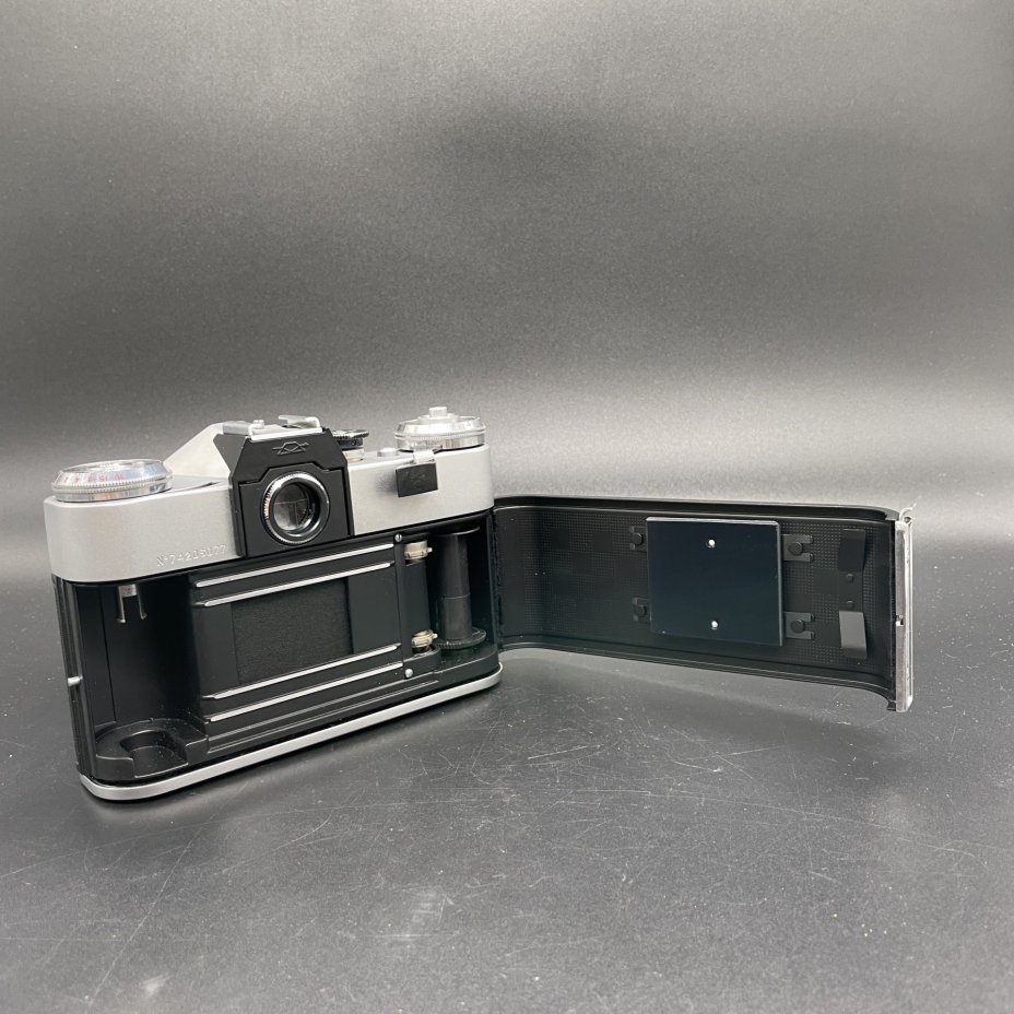 Фотоаппарат в кофре "Zenit-E" с объективом с объективом Helios-44-2, Красногорский механический завод (КМЗ)