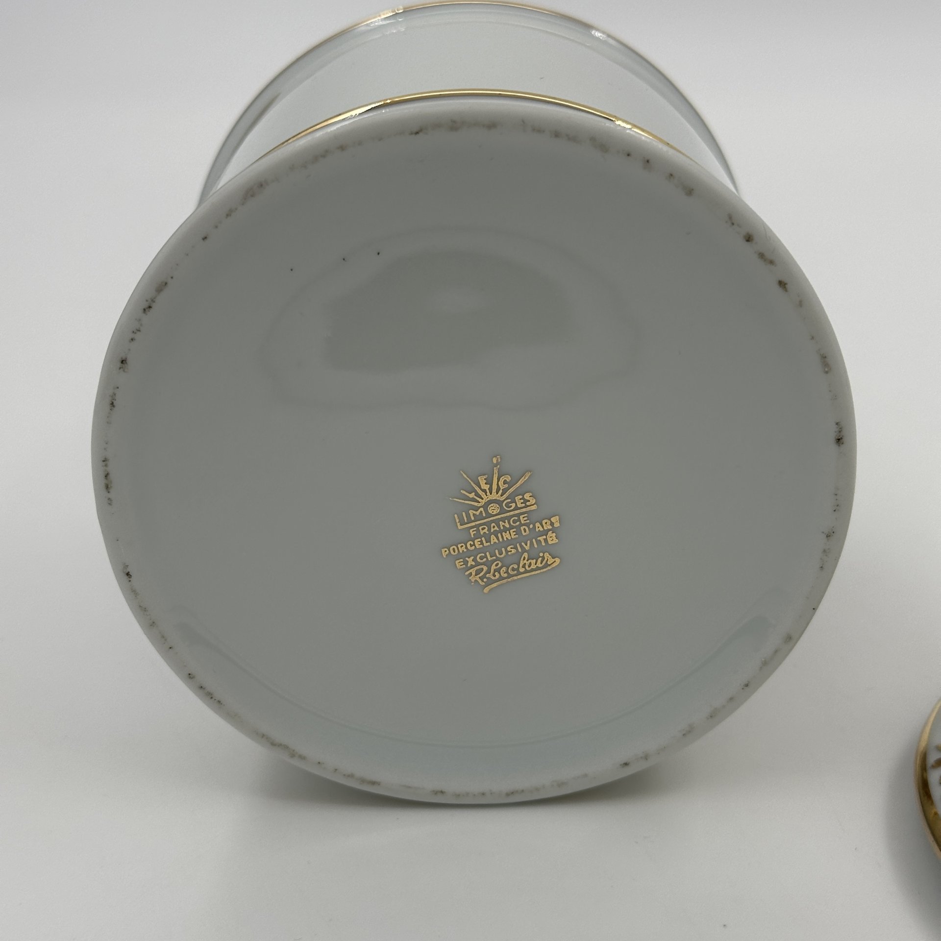 Шкатулка (бонбоньерка), декорированная изображением собак, LEC (Leclair) Limoges