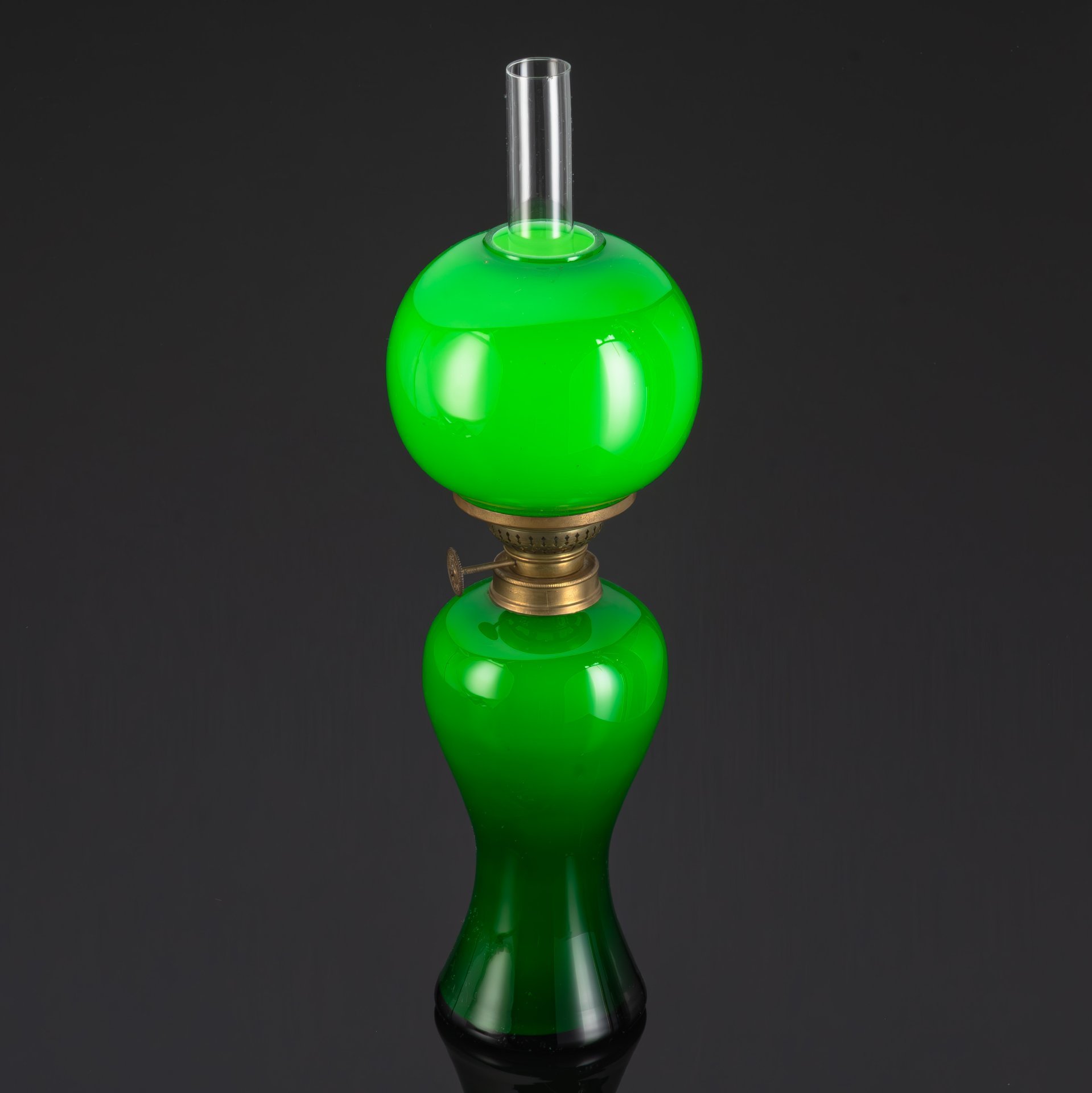 Лампа керосиновая  зеленого оттенка с круглым плафоном,  Kosmos-Brenner