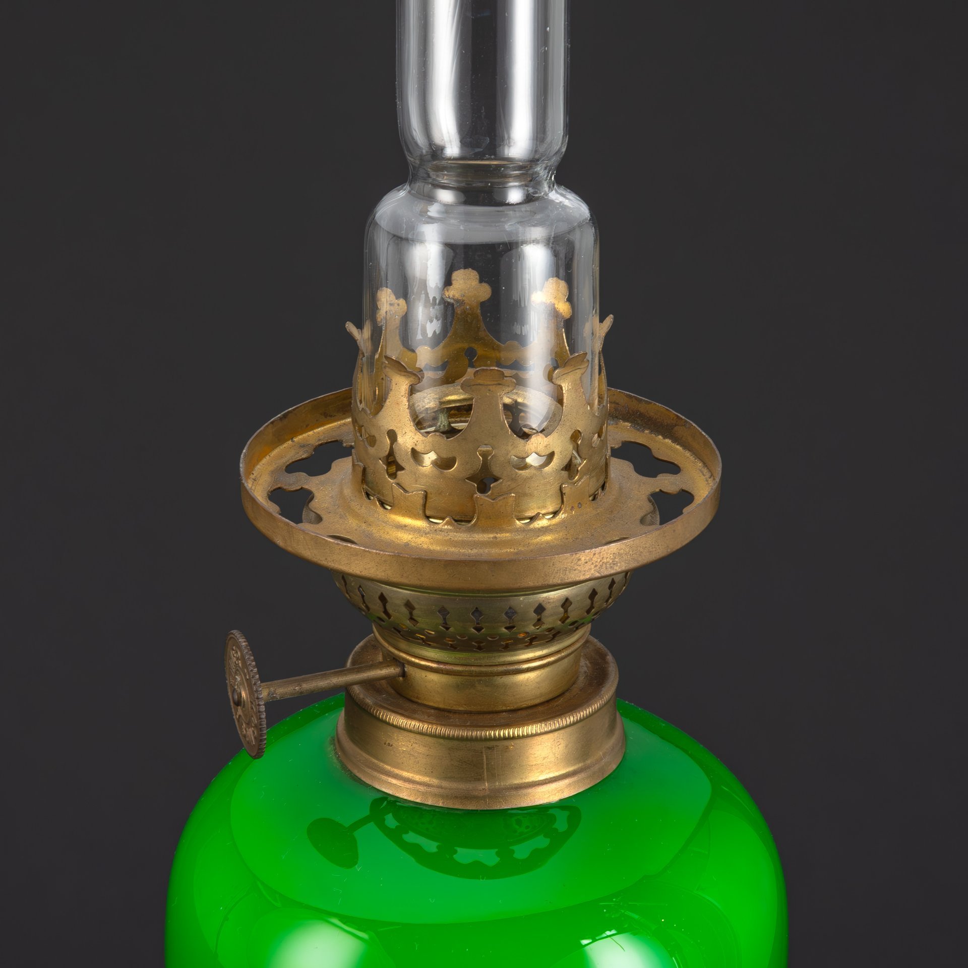 Лампа керосиновая  зеленого оттенка с круглым плафоном,  Kosmos-Brenner