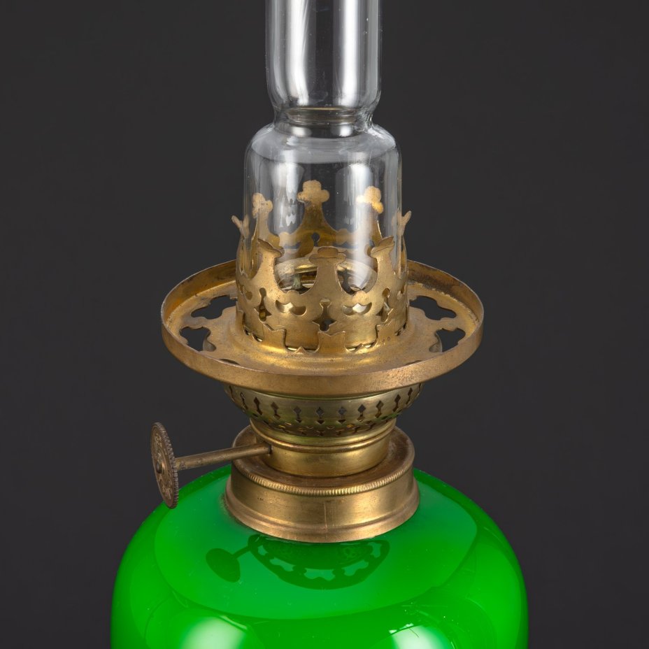 Лампа керосиновая  зеленого оттенка с круглым плафоном,  Kosmos-Brenner