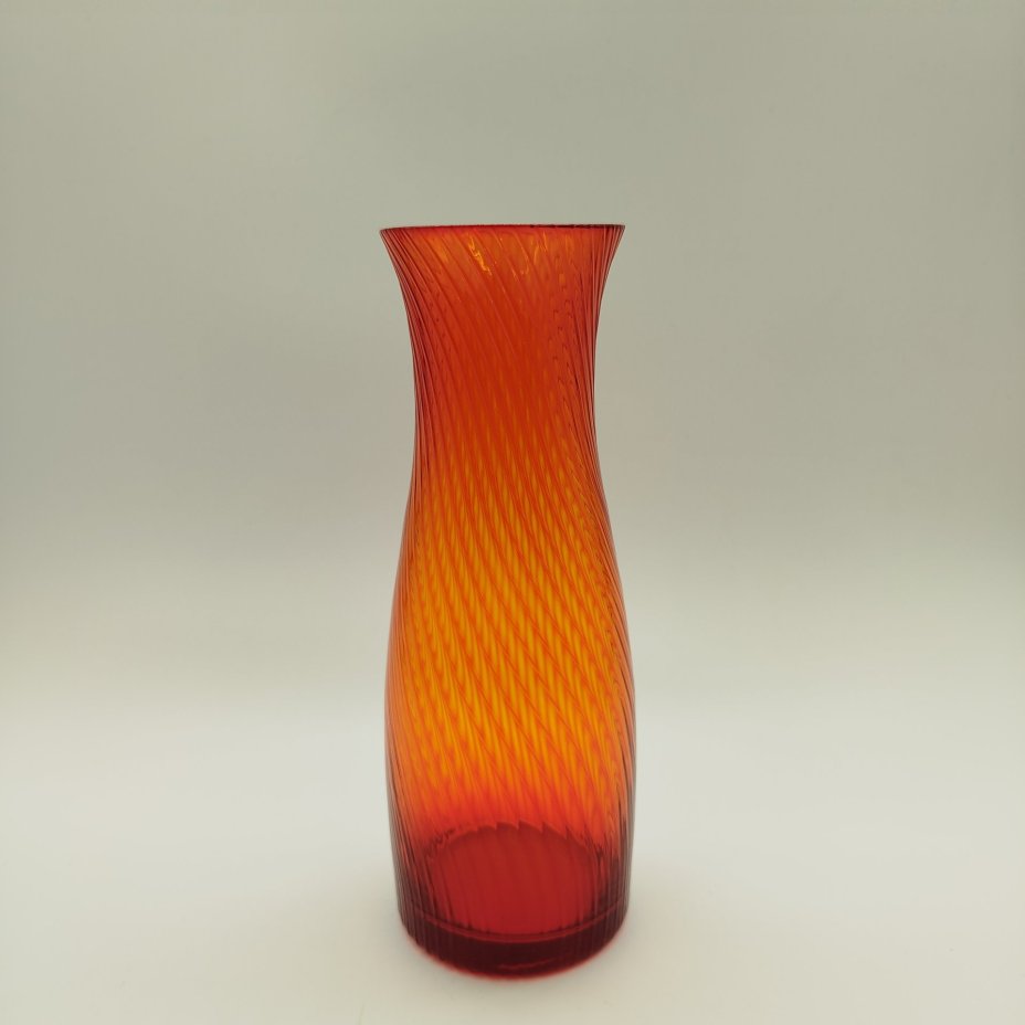 Ваза вытянутой формы красного оттенка, автор Г.А. Антонова, цветное стекло, Дятьковский хрустальный завод, СССР, 1970-1980 гг.