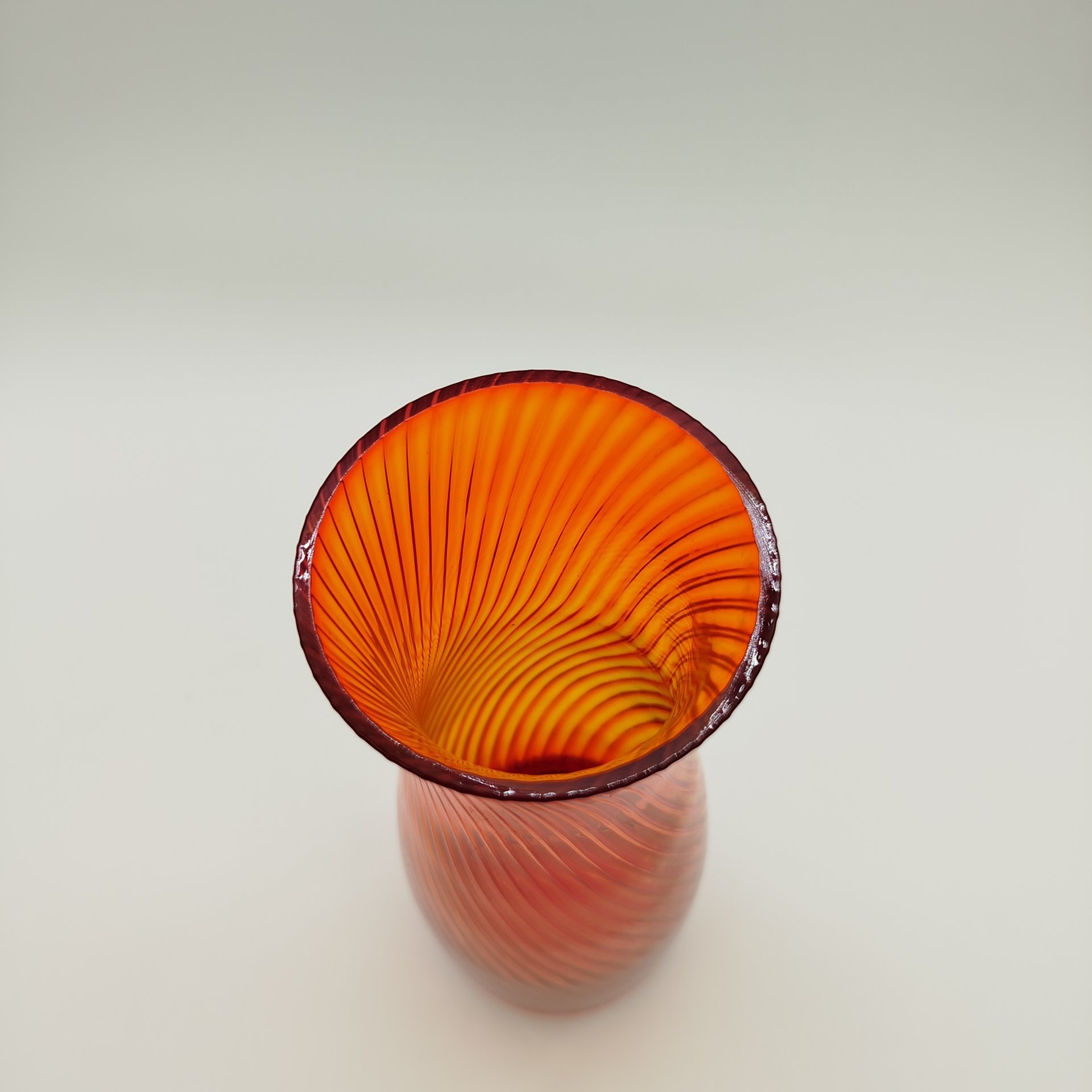 Ваза вытянутой формы красного оттенка, автор Г.А. Антонова, цветное стекло, Дятьковский хрустальный завод, СССР, 1970-1980 гг.