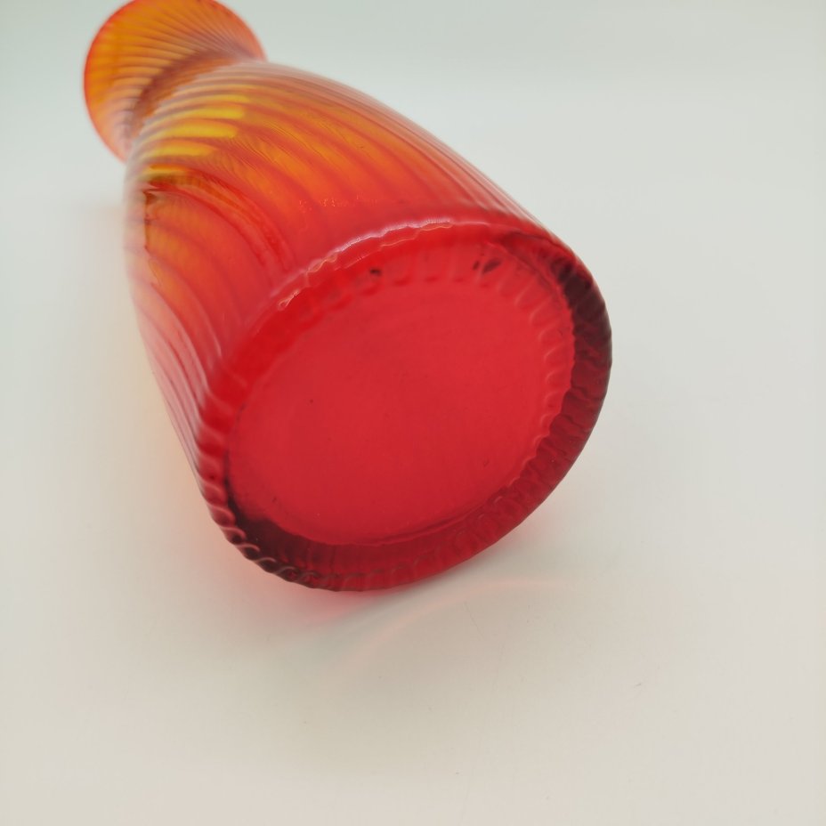 Ваза вытянутой формы красного оттенка, автор Г.А. Антонова, цветное стекло, Дятьковский хрустальный завод, СССР, 1970-1980 гг.