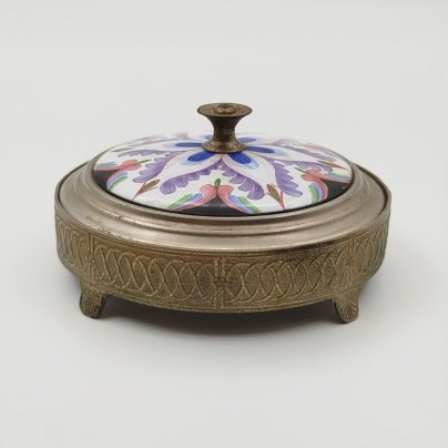 Пудреница настольная с крышкой, украшенной растительным декором, металл, эмаль, роспись, Ленэмальер (Ленинградский эмальер), СССР, 1950-1970 гг.