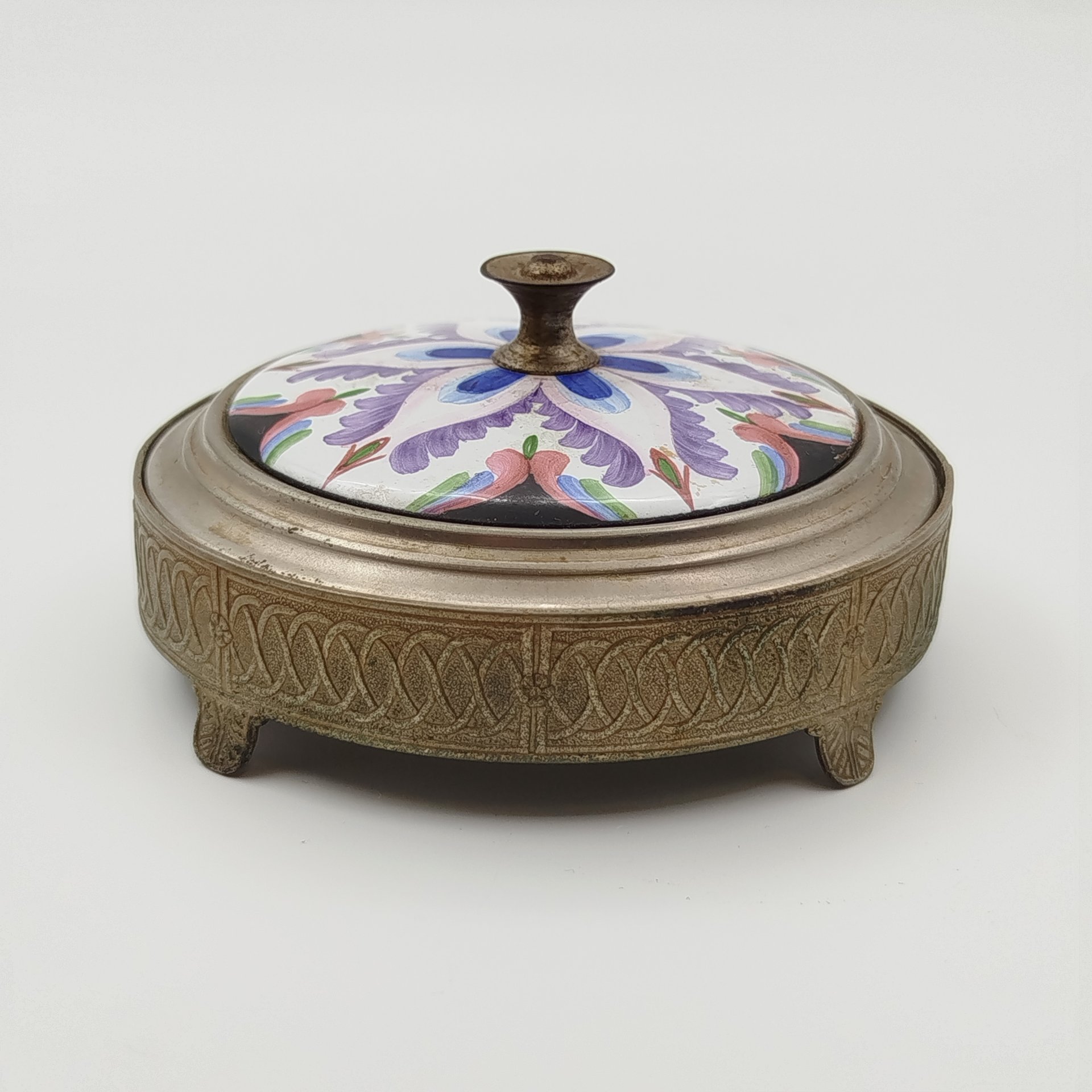 Пудреница настольная с крышкой, украшенной растительным декором, металл, эмаль, роспись, Ленэмальер (Ленинградский эмальер), СССР, 1950-1970 гг.