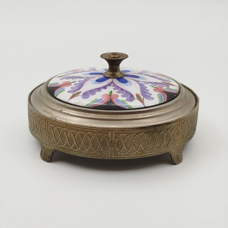 Пудреница настольная с крышкой, украшенной растительным декором, металл, эмаль, роспись, Ленэмальер (Ленинградский эмальер), СССР, 1950-1970 гг.