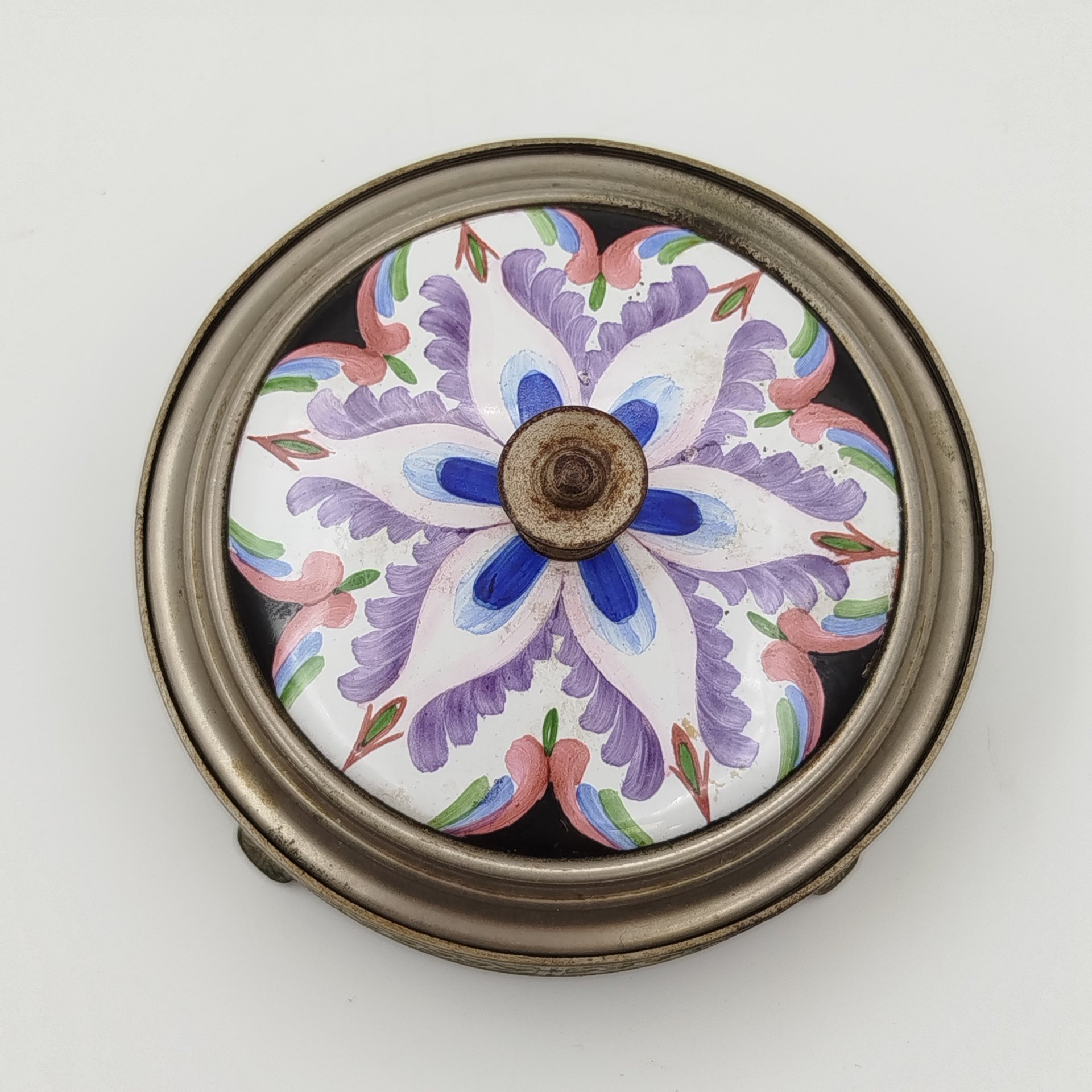 Пудреница настольная с крышкой, украшенной растительным декором, металл, эмаль, роспись, Ленэмальер (Ленинградский эмальер), СССР, 1950-1970 гг.