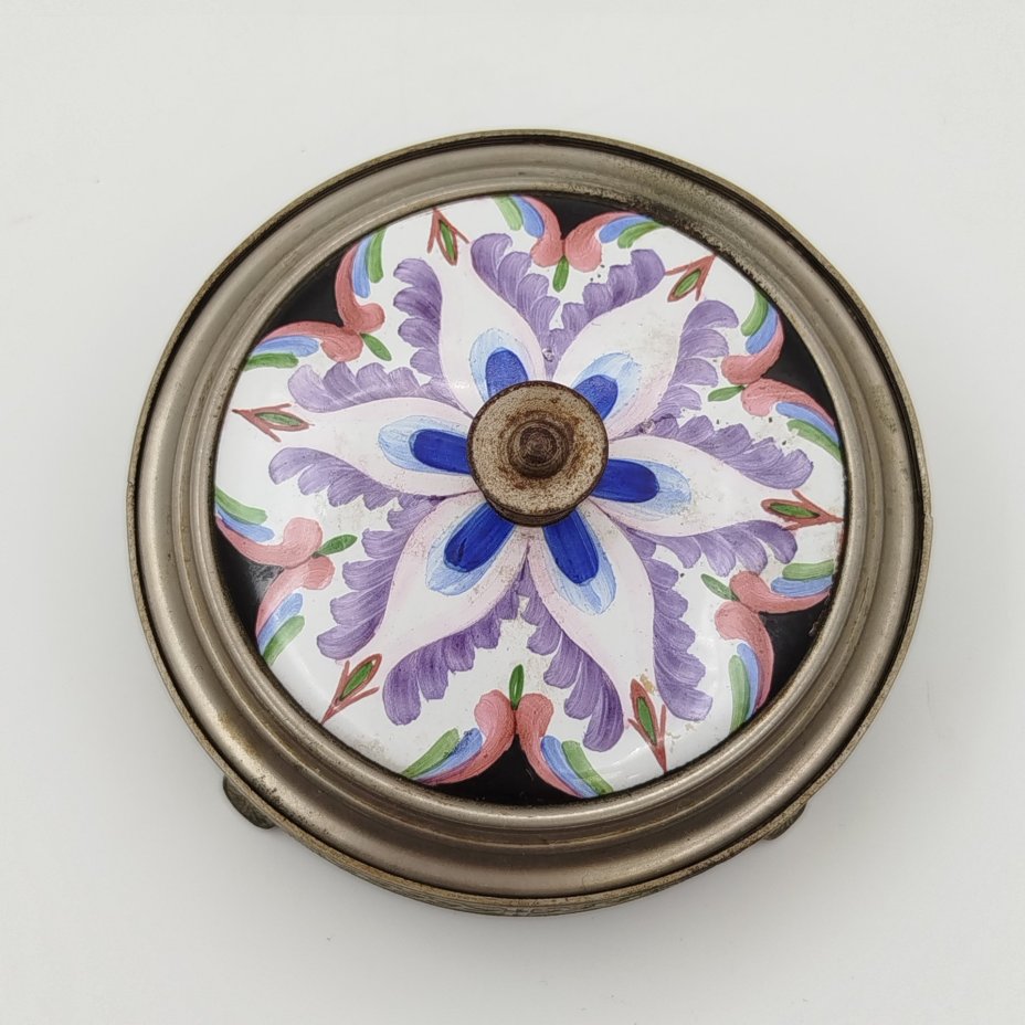 Пудреница настольная с крышкой, украшенной растительным декором