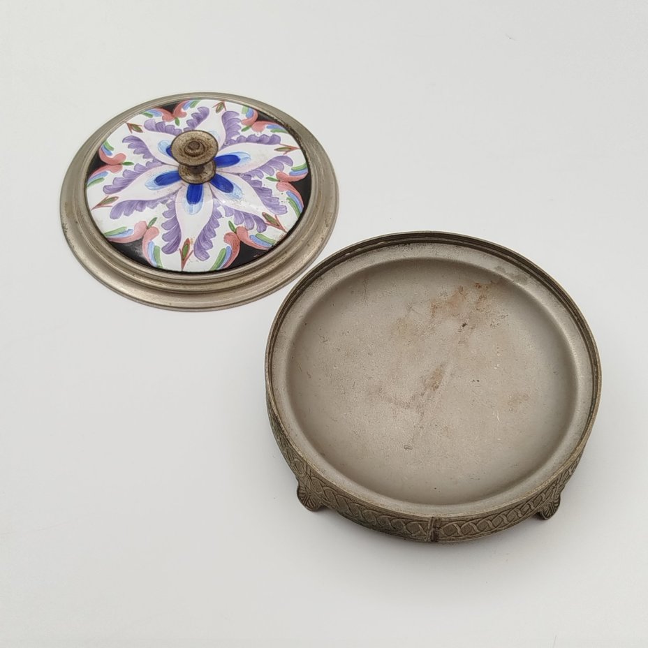 Пудреница настольная с крышкой, украшенной растительным декором