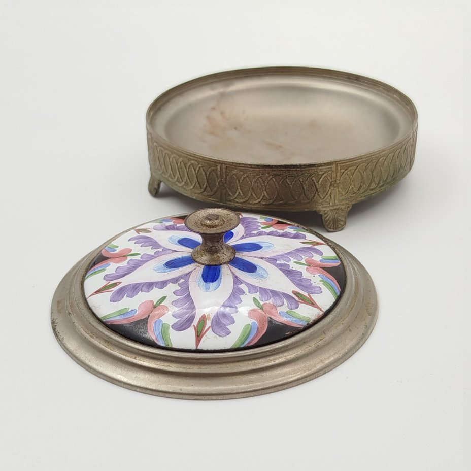Пудреница настольная с крышкой, украшенной растительным декором