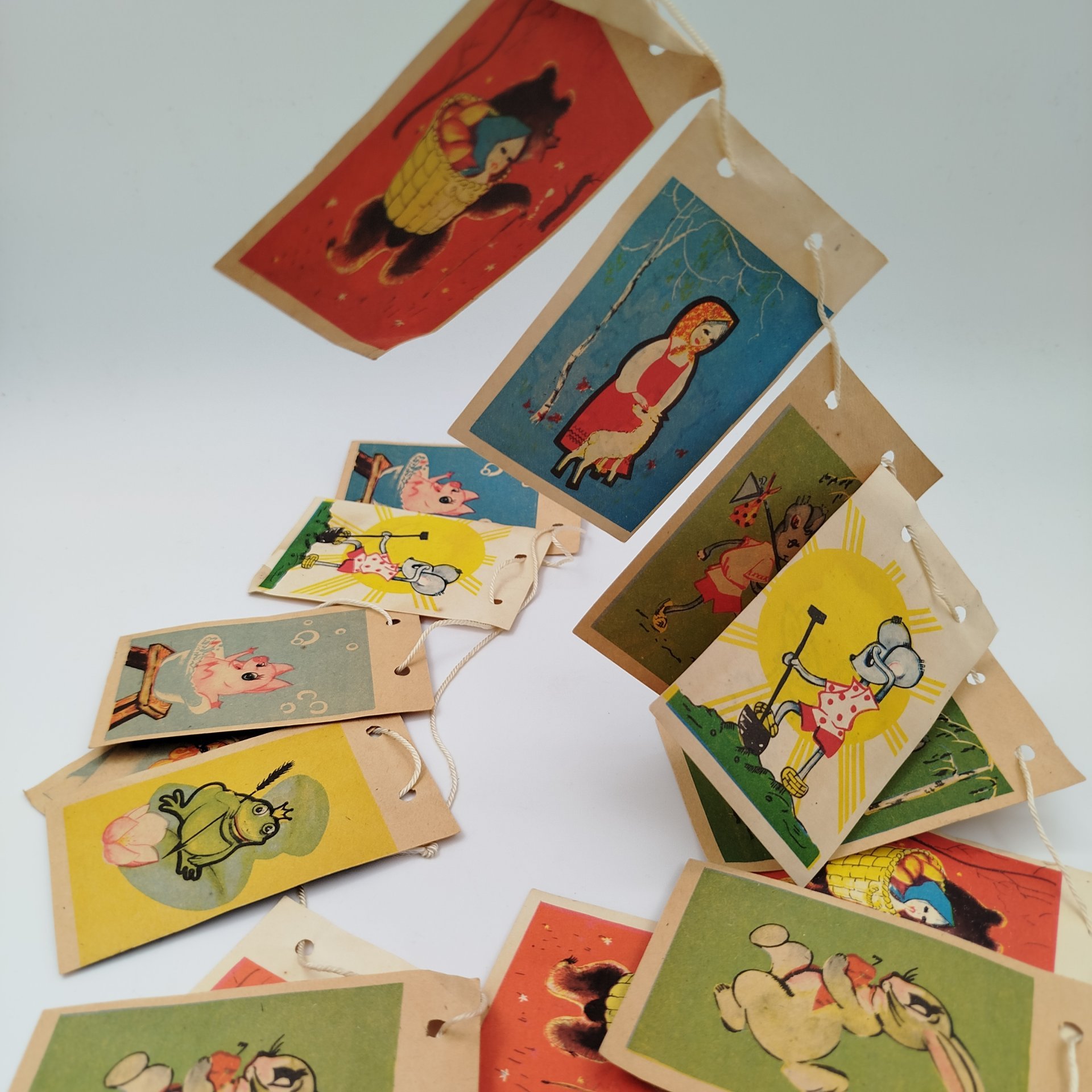 Новогодняя гирлянда (флажки), иллюстрированная советской анимацией и сказками ("Чуня", "Маша и Медведь", "Золушка" и т.д.)