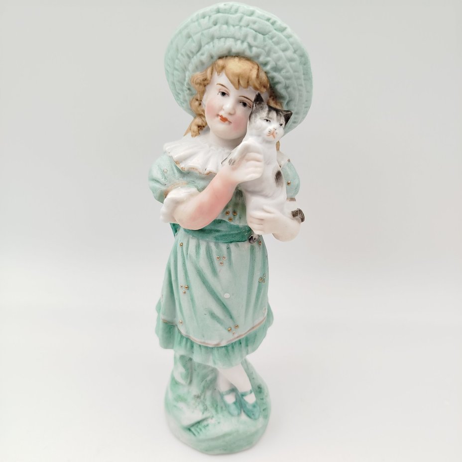Статуэтка "Девочка в зеленом платье с котенком на руках", фарфор, роспись, Европа, 1900-1930 гг.