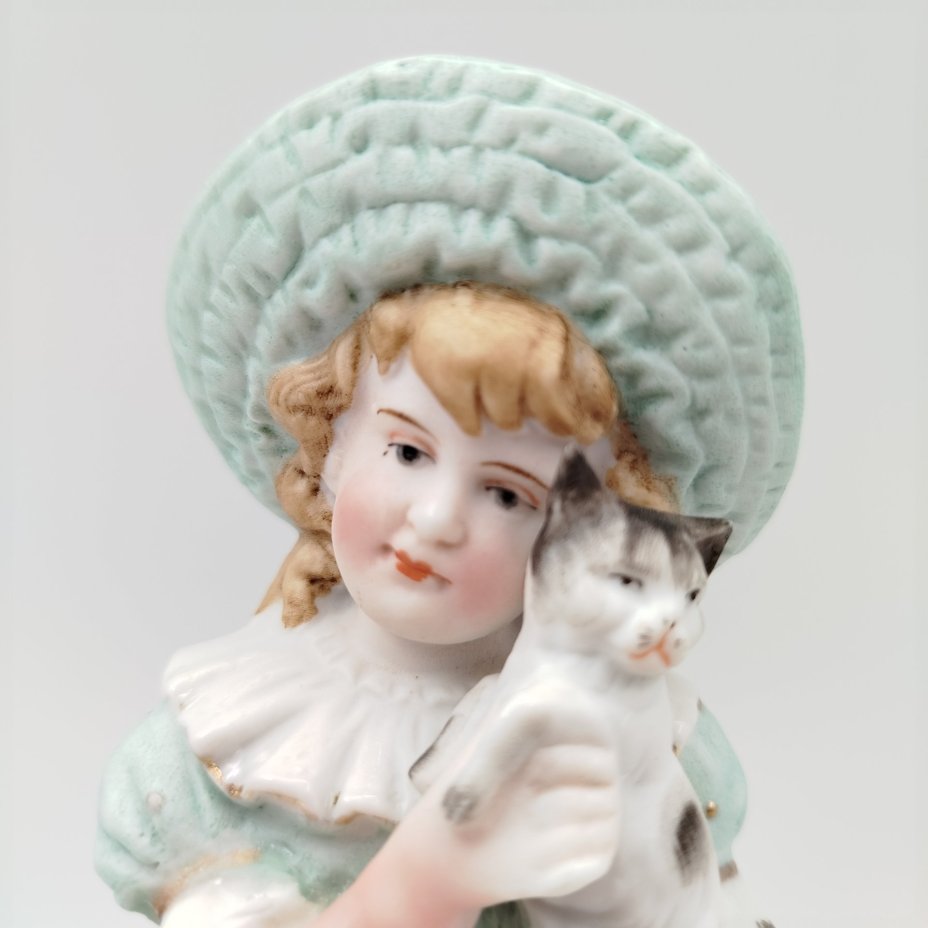 Статуэтка "Девочка в зеленом платье с котенком на руках"