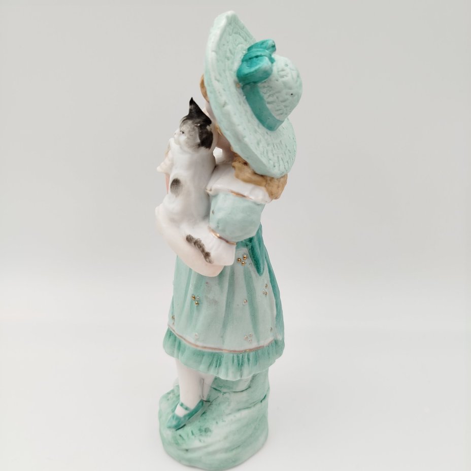Статуэтка "Девочка в зеленом платье с котенком на руках"