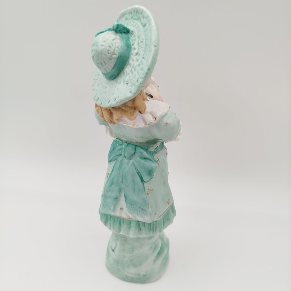 Статуэтка "Девочка в зеленом платье с котенком на руках"