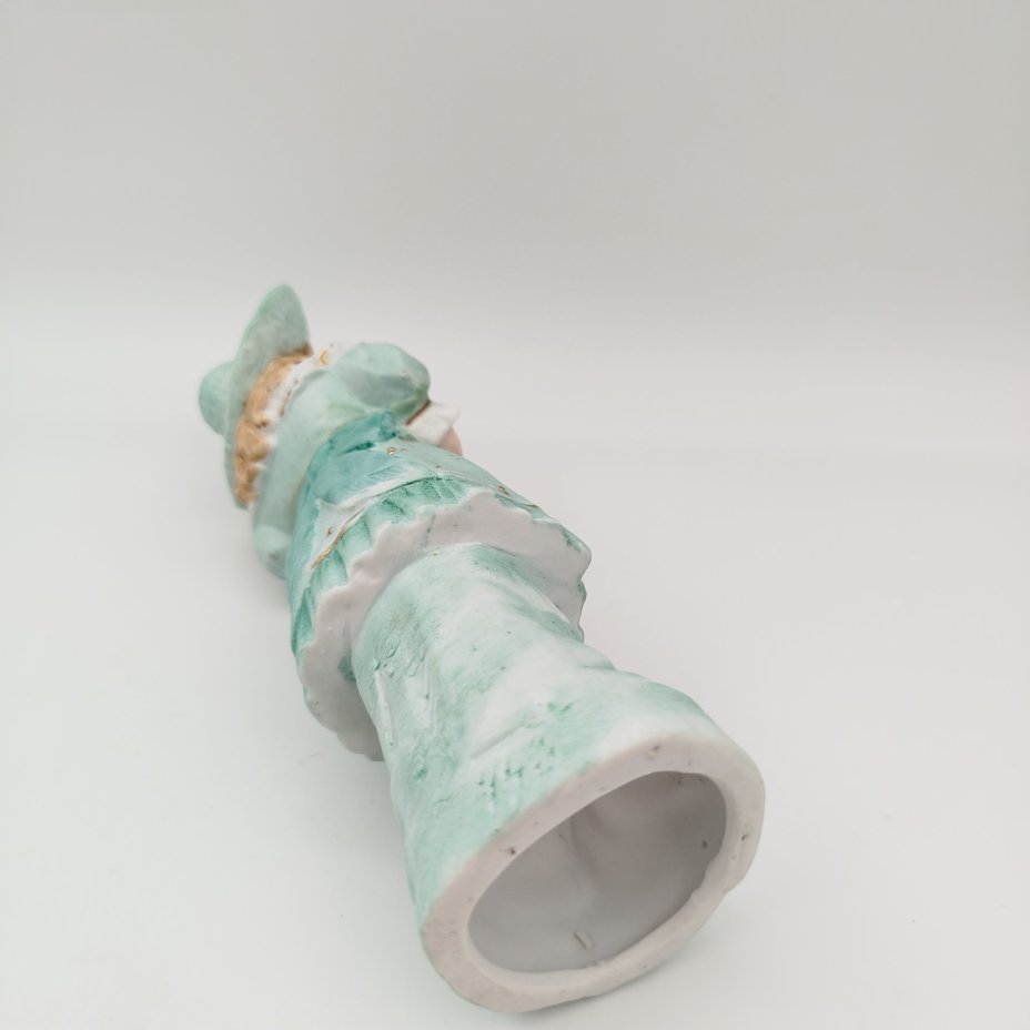 Статуэтка "Девочка в зеленом платье с котенком на руках"